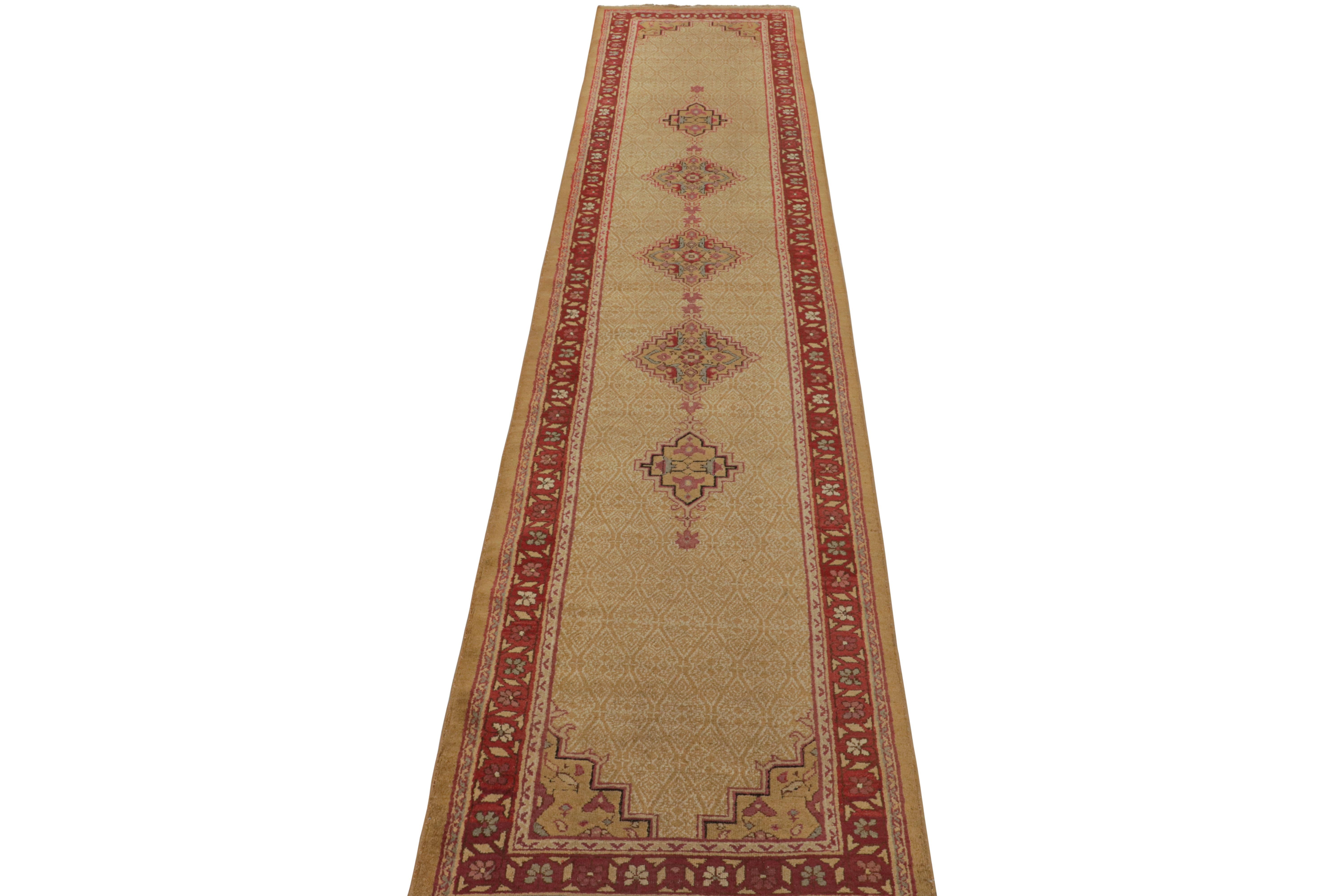 Antiker Agra Rot und Tan Geometrisch-floraler Woll-Läufer von Rug & Kilim im Zustand „Gut“ im Angebot in Long Island City, NY