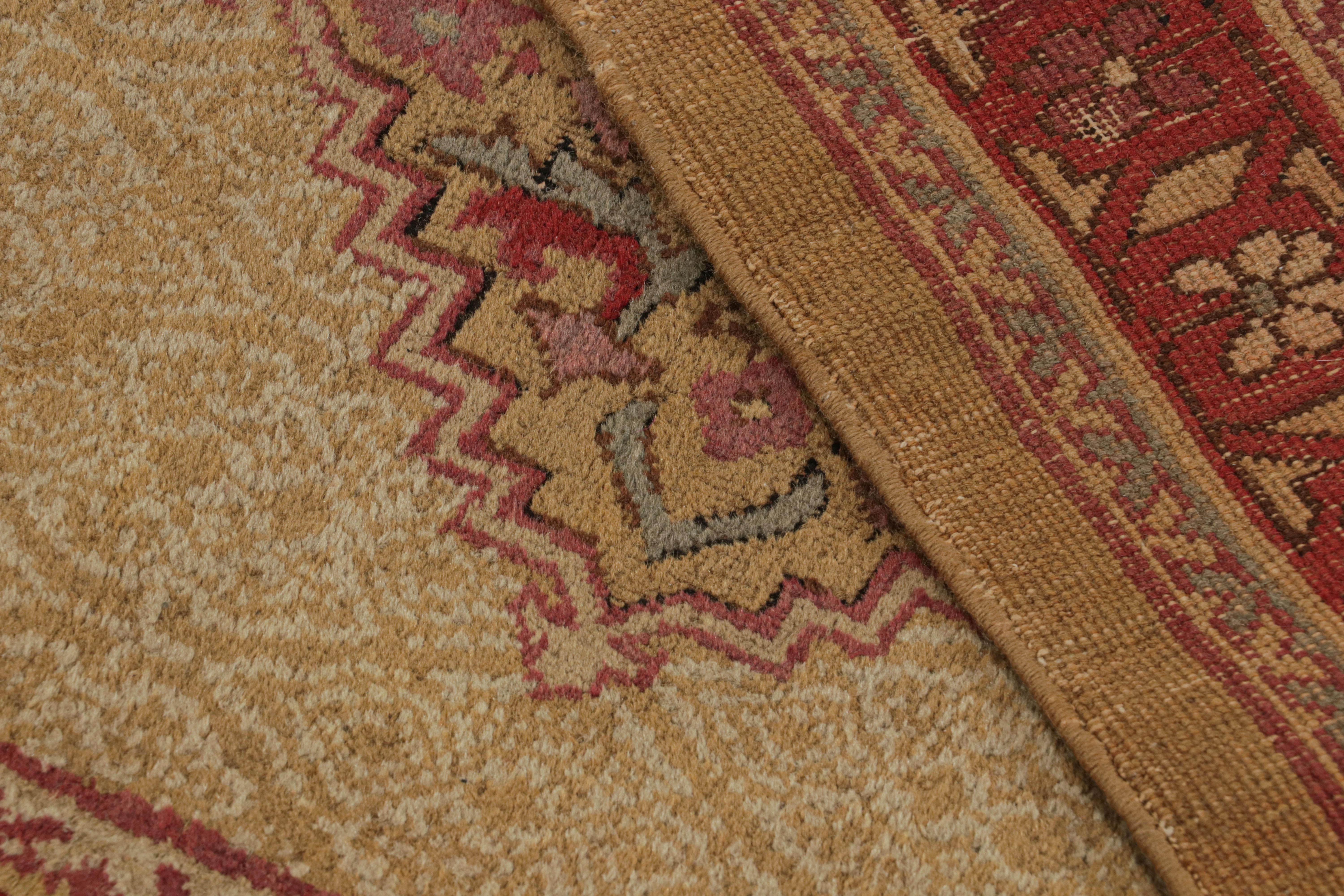 Antiker Agra Rot und Tan Geometrisch-floraler Woll-Läufer von Rug & Kilim (Wolle) im Angebot