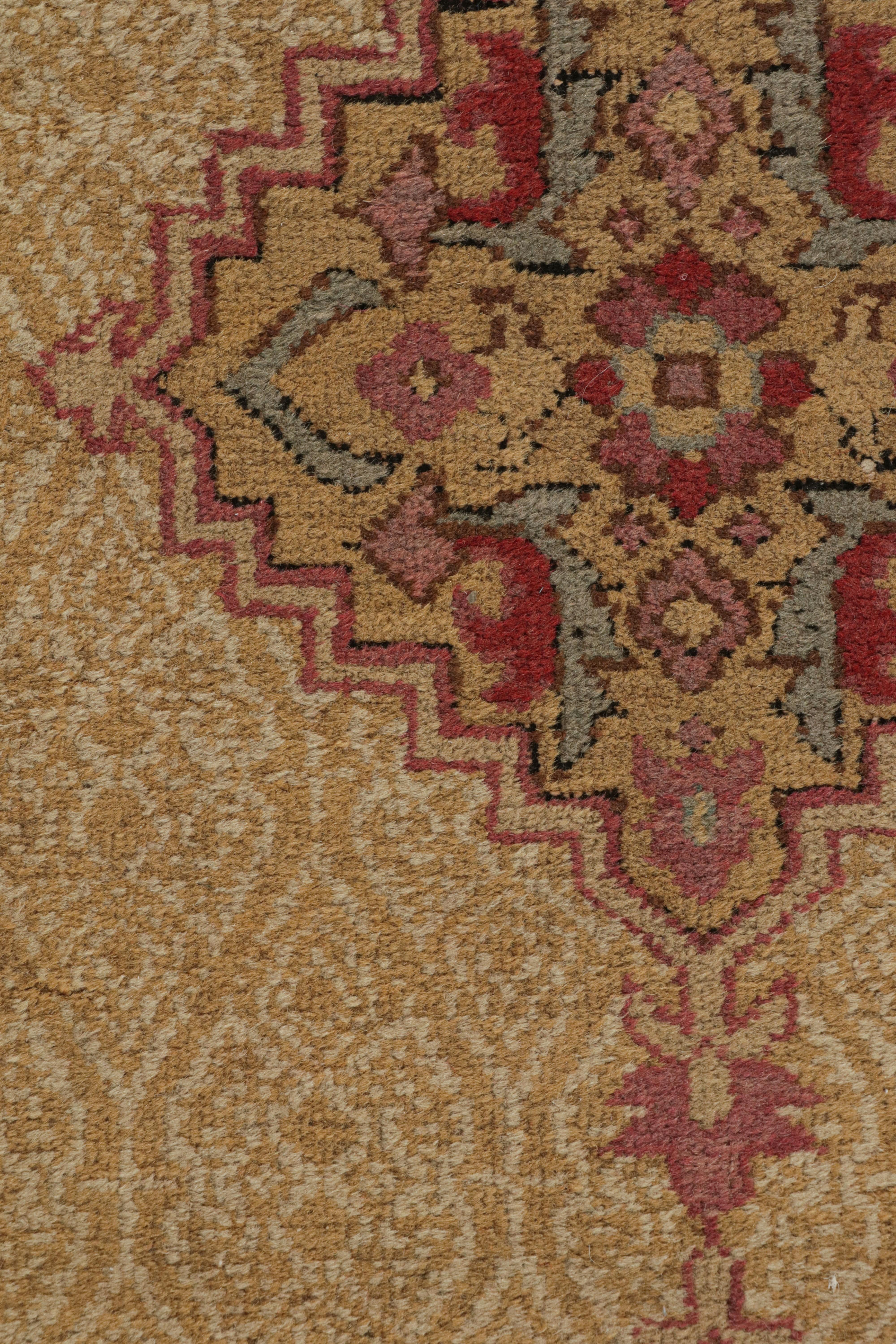 Antiker Agra Rot und Tan Geometrisch-floraler Woll-Läufer von Rug & Kilim (Spätes 19. Jahrhundert) im Angebot