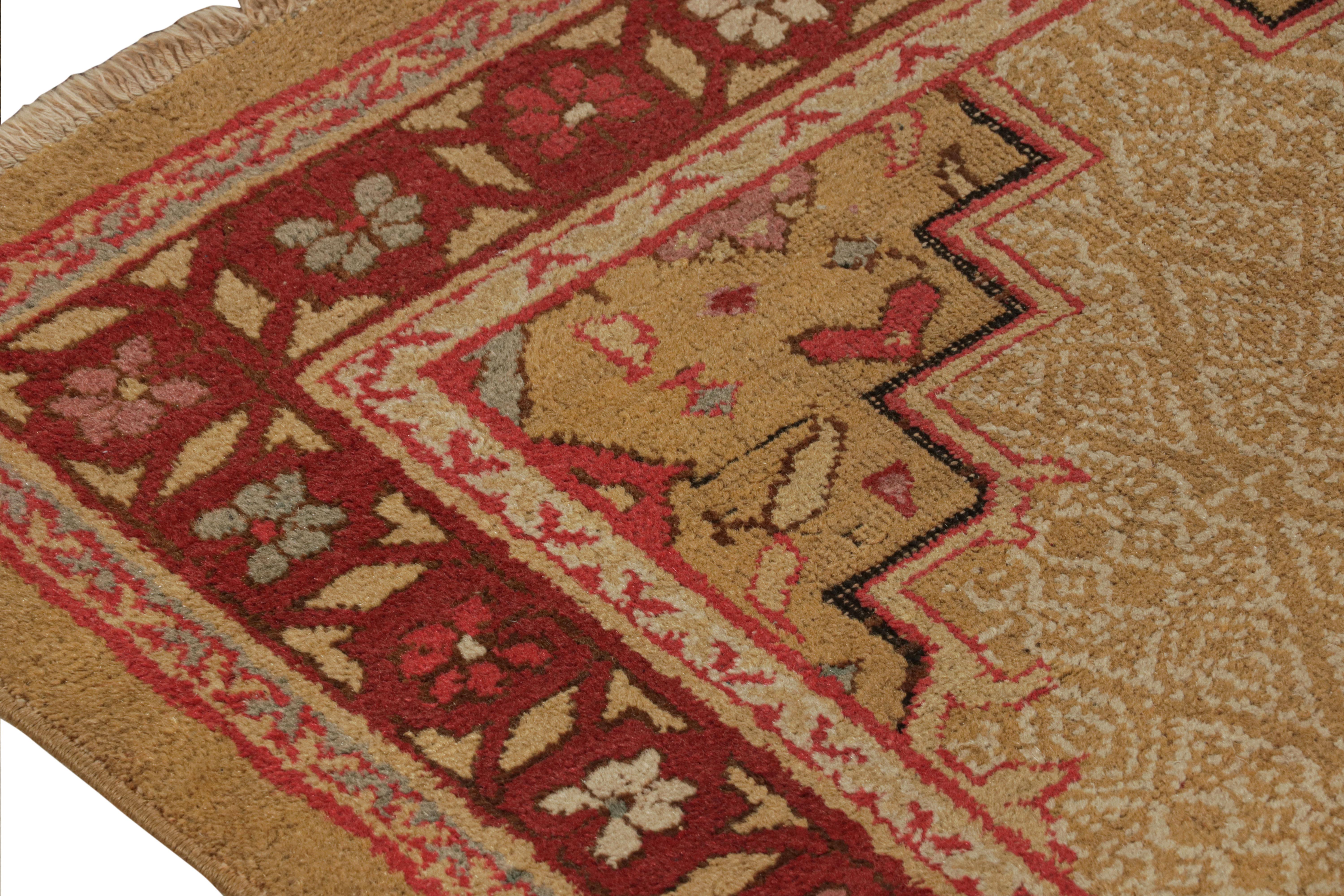 Antiker Agra Rot und Tan Geometrisch-floraler Woll-Läufer von Rug & Kilim (Indisch) im Angebot