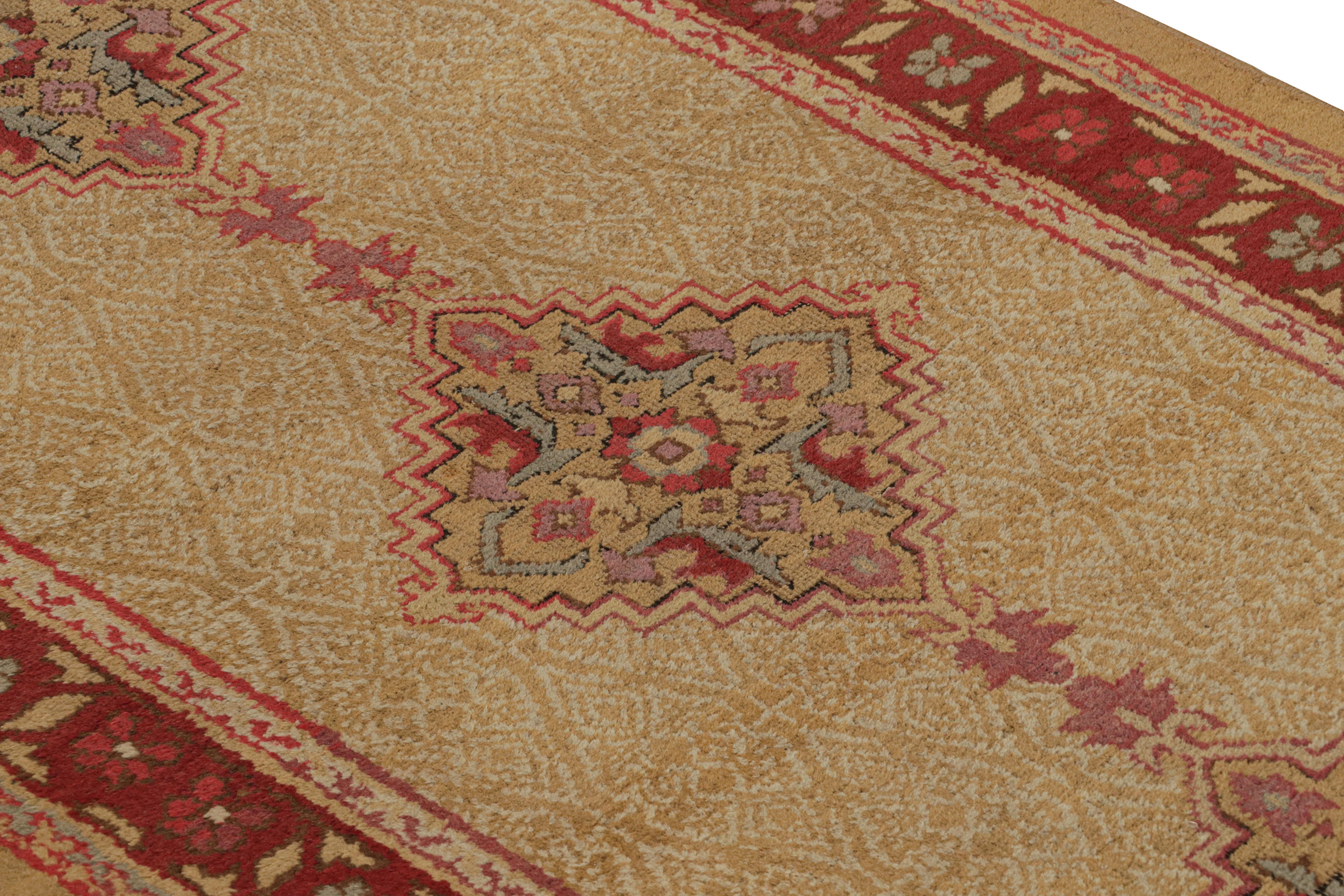 Dieser antike Agra-Läufer stammt aus Indien aus dem Jahr 1890 und zeichnet sich durch eine reiche zentrale Bordüre in burgunderroten und blauen Farben aus, die das beige- und rosafarbene Feld und die Medaillons im gesamten Bereich akzentuiert. Das