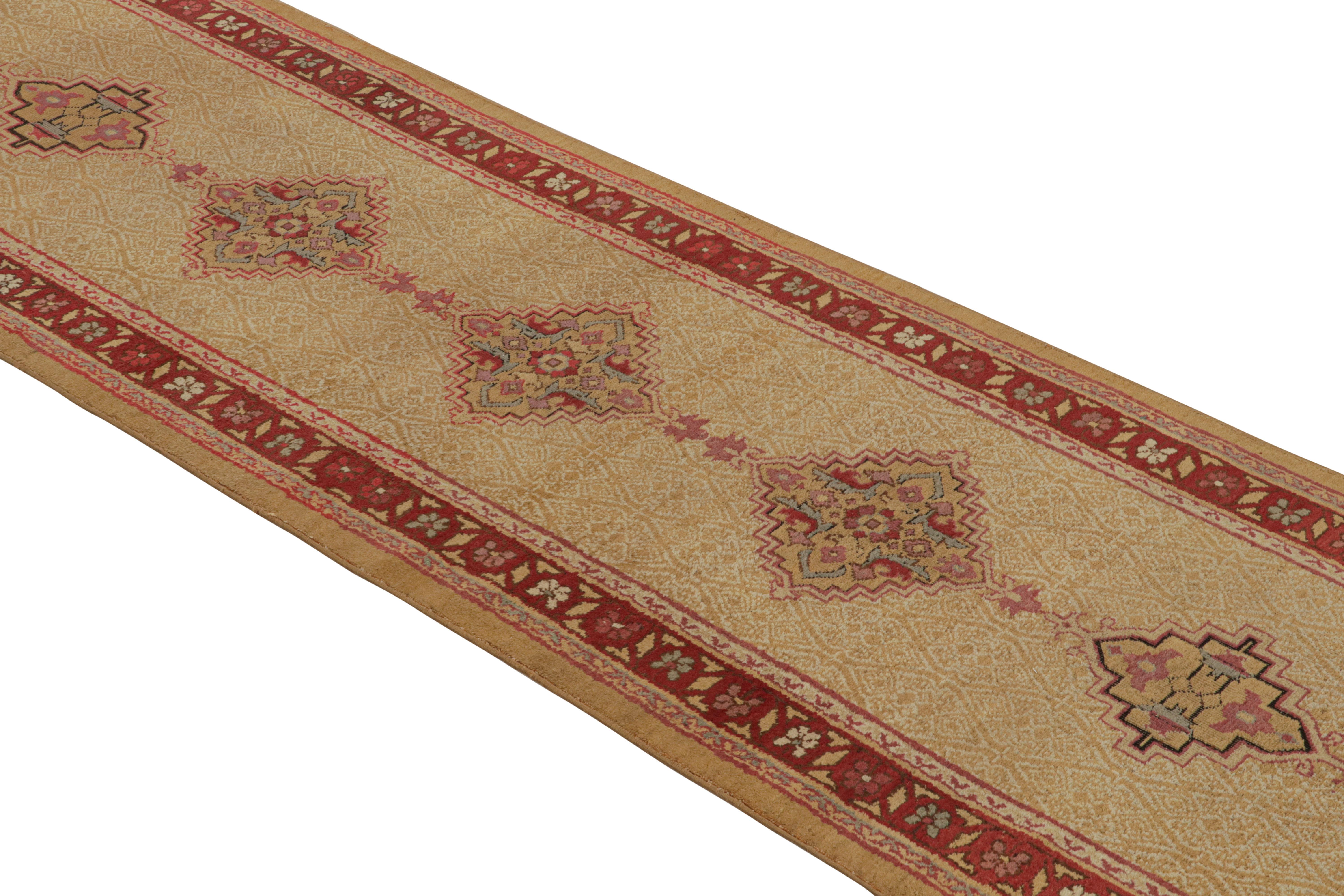 Antiker Agra Rot und Tan Geometrisch-floraler Woll-Läufer von Rug & Kilim (Handgeknüpft) im Angebot