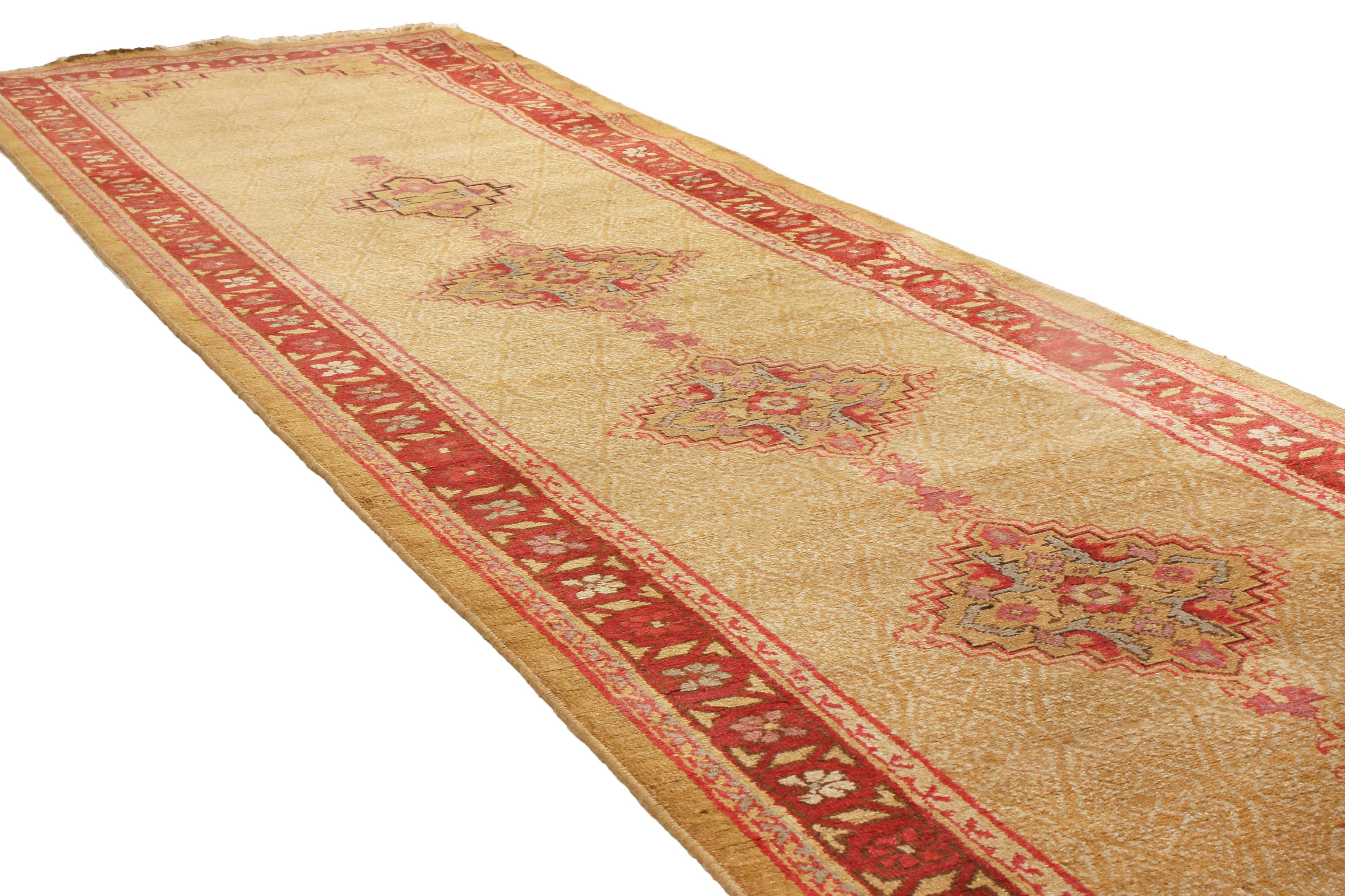 Indien Tapis de couloir ancien en laine géométrique florale Agra rouge et brun clair de Rug & Kilim en vente
