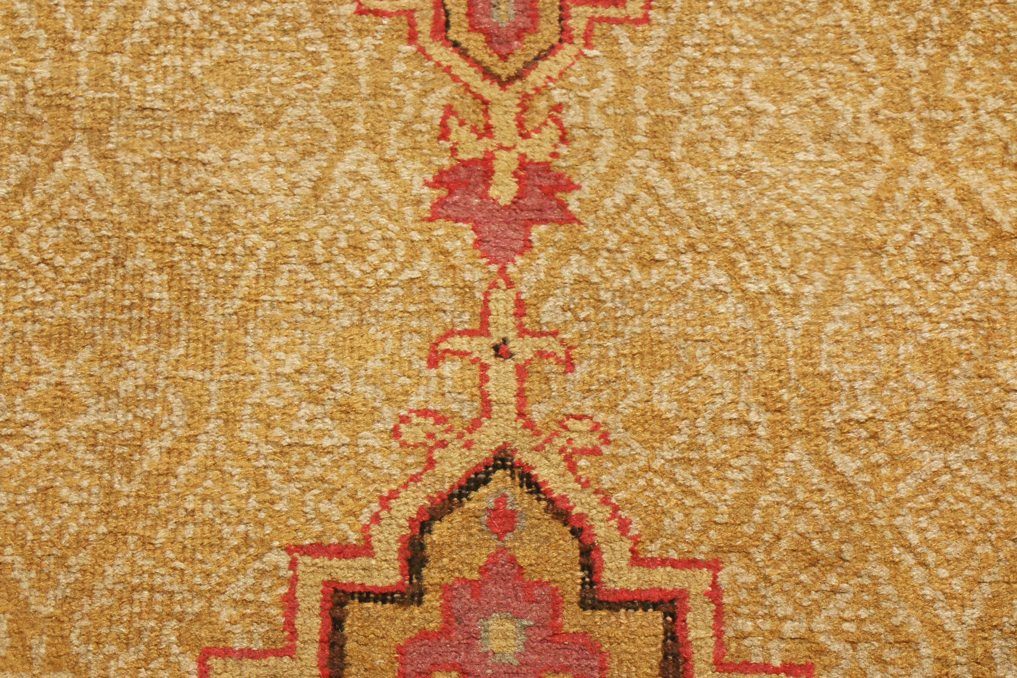 Noué à la main Tapis de couloir ancien en laine géométrique florale Agra rouge et brun clair de Rug & Kilim en vente