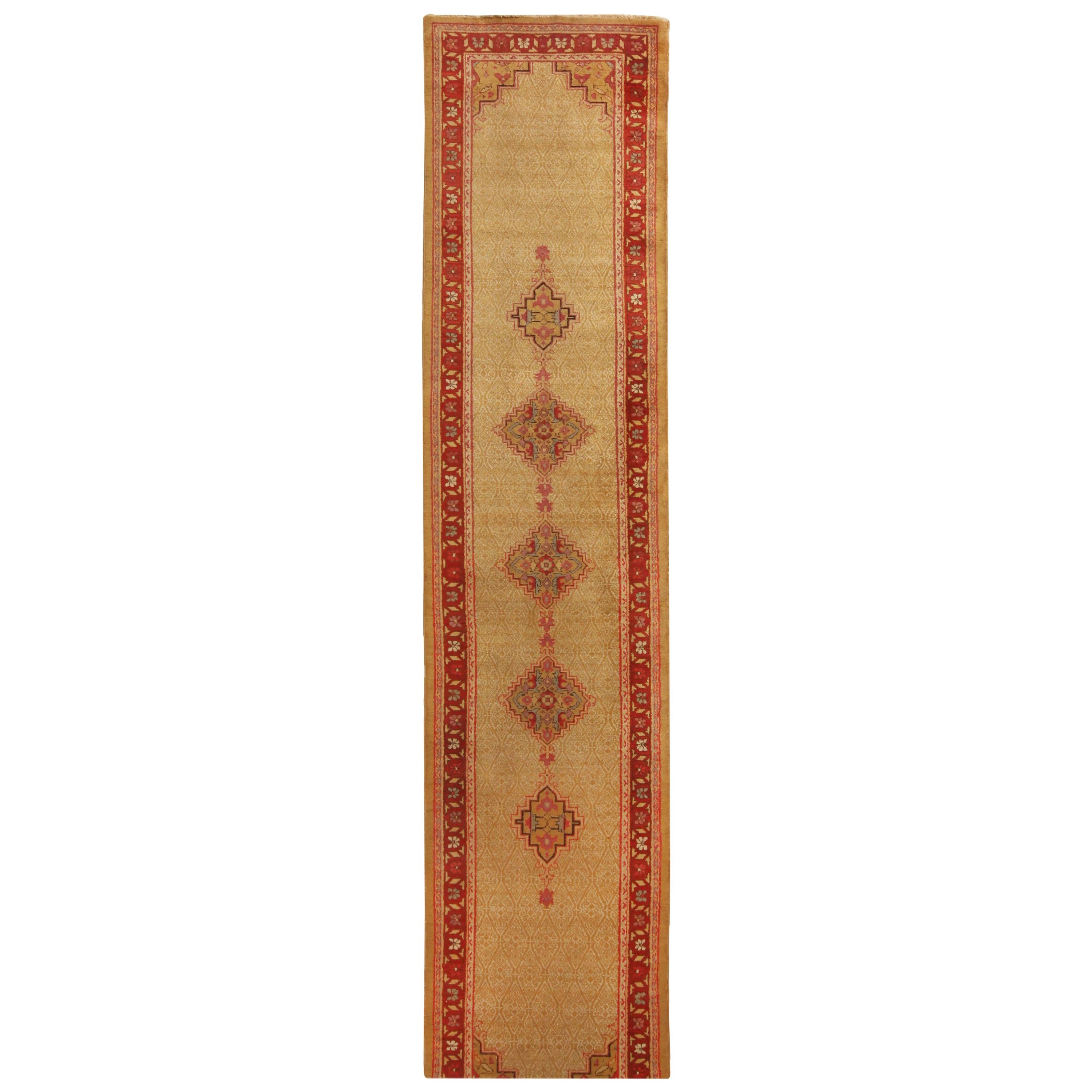 Tapis de couloir ancien en laine géométrique florale Agra rouge et brun clair de Rug & Kilim en vente