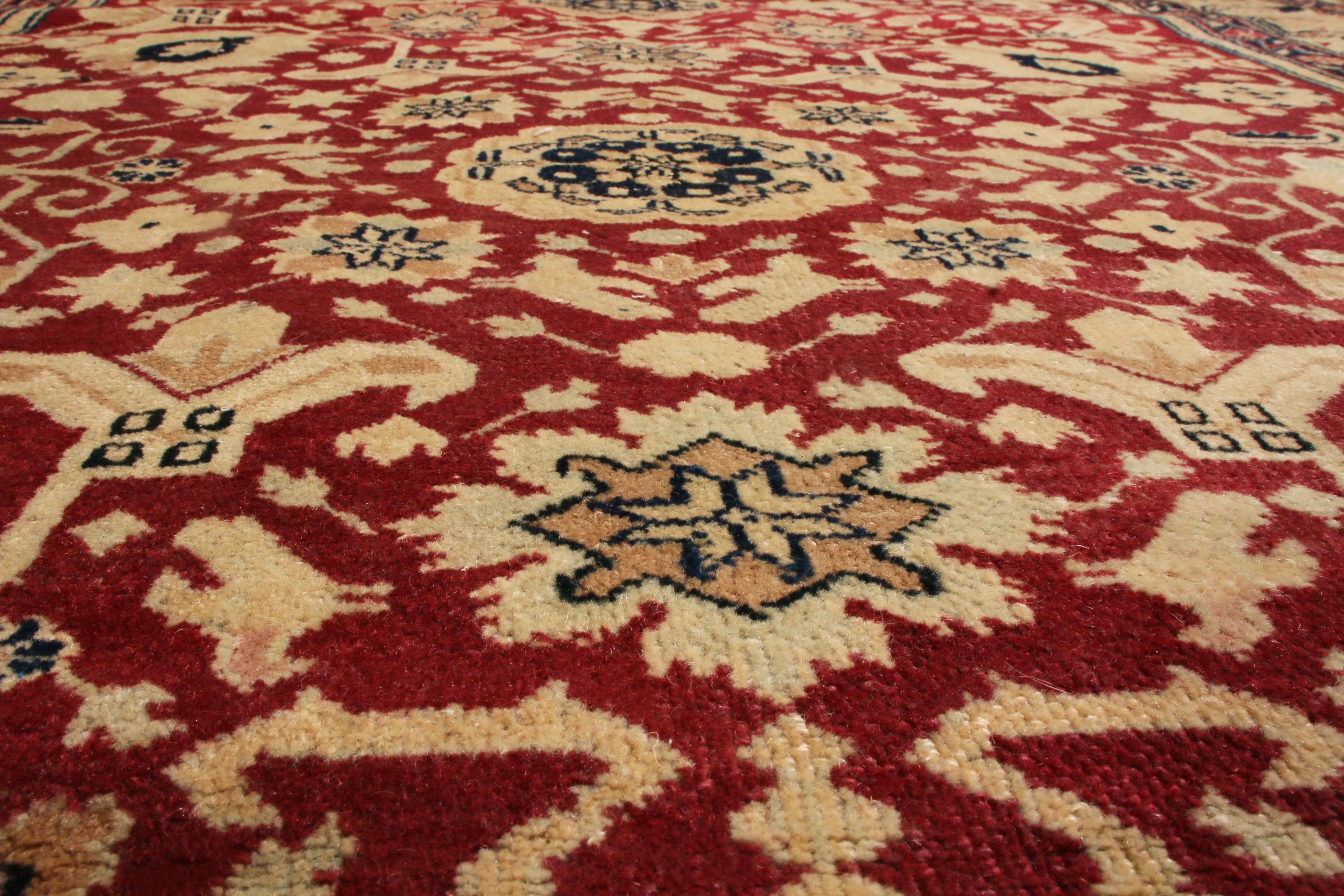 Antiker antiker Agra-Teppich aus Wolle von Teppich & Kelim in Rot, Grün und Beige-Gold mit geometrischem Blumenmuster (Handgeknüpft) im Angebot