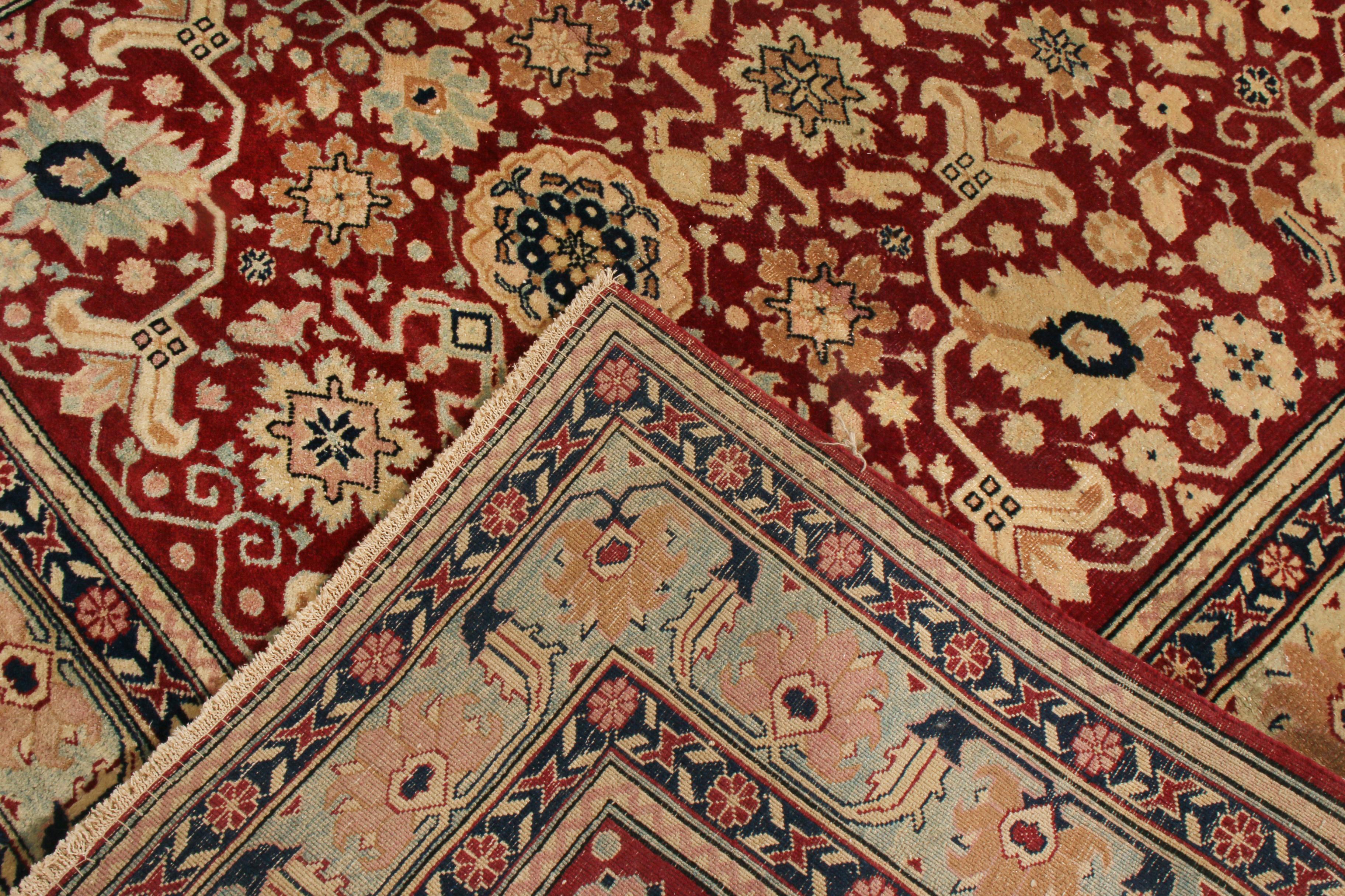 Antiker antiker Agra-Teppich aus Wolle von Teppich & Kelim in Rot, Grün und Beige-Gold mit geometrischem Blumenmuster im Zustand „Gut“ im Angebot in Long Island City, NY