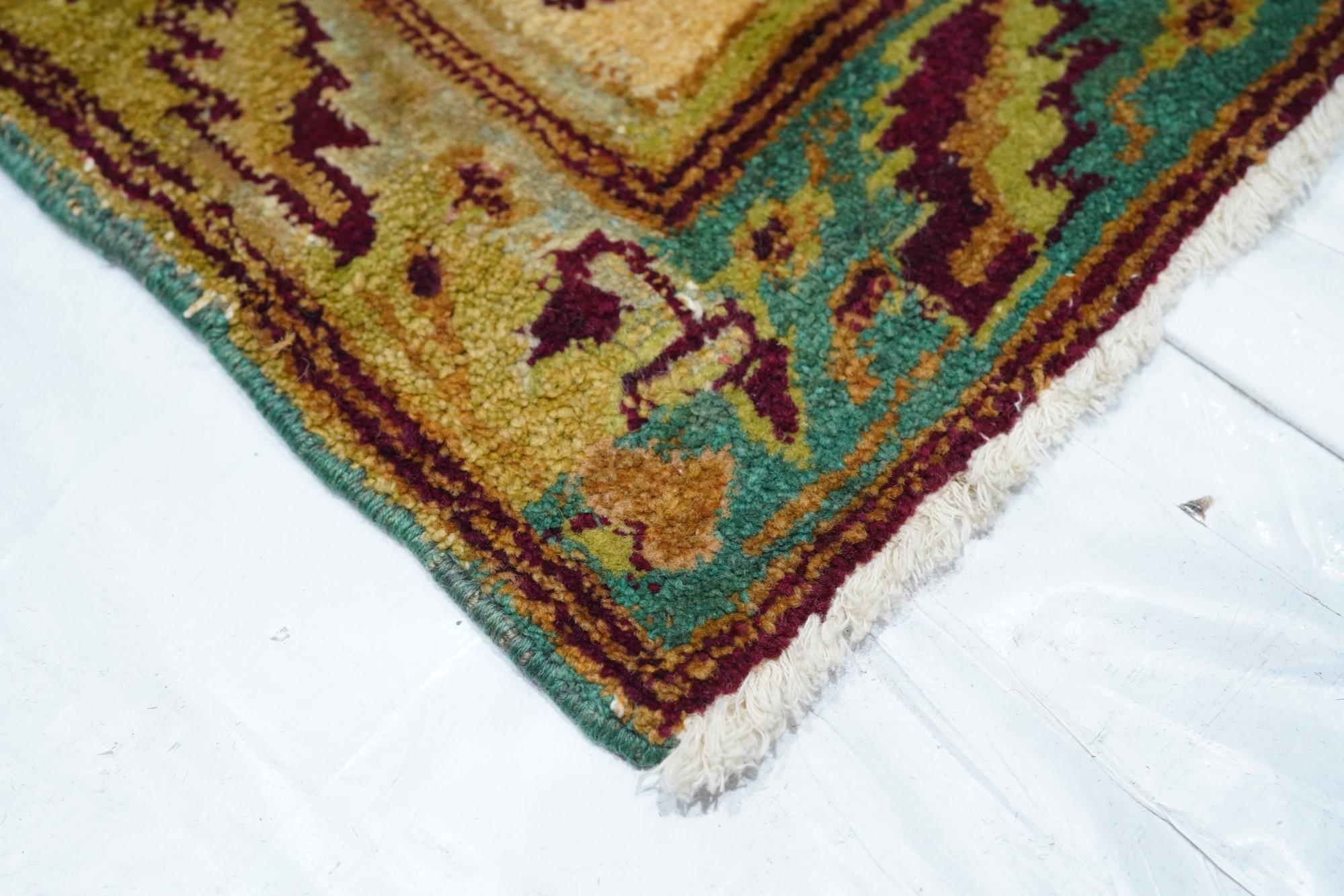 Antique Agra Rug In Good Condition For Sale In New York, NY