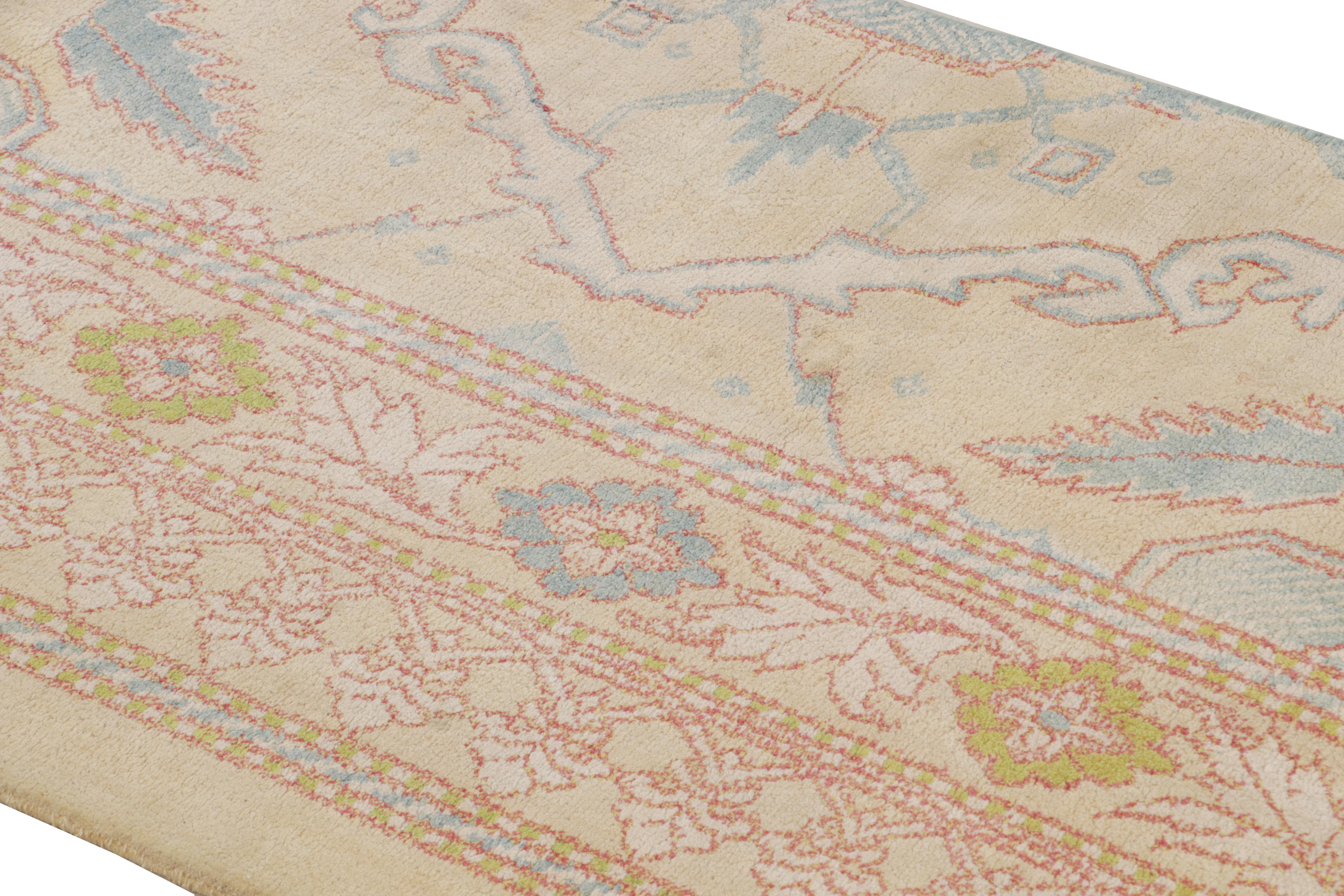 Ursprünglich ca. 1900-1910, diese außergewöhnliche 2'3 x 12'2 Läufer stellt eine wiederverwendete Fragment eines antiken indischen Teppich, handgefertigt in Wolle im frühen 20. Jahrhundert Vintage Teppich verfügt über geometrische Muster verheiratet