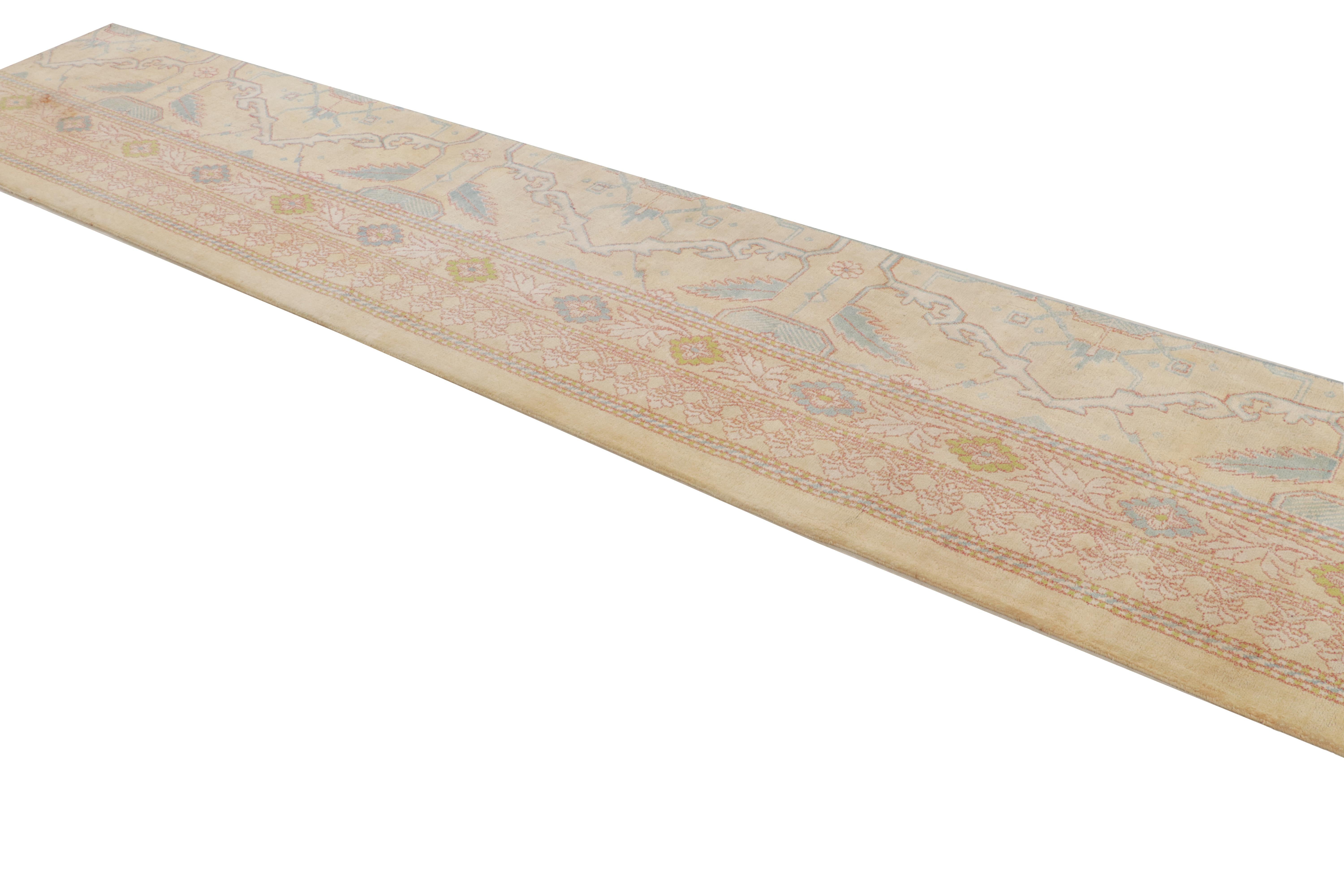 Antiker Agra-Teppich in Beige, Rosa, Rosa und Blau, geometrischer indischer Läufer von Rug & Kilim (Handgeknüpft) im Angebot
