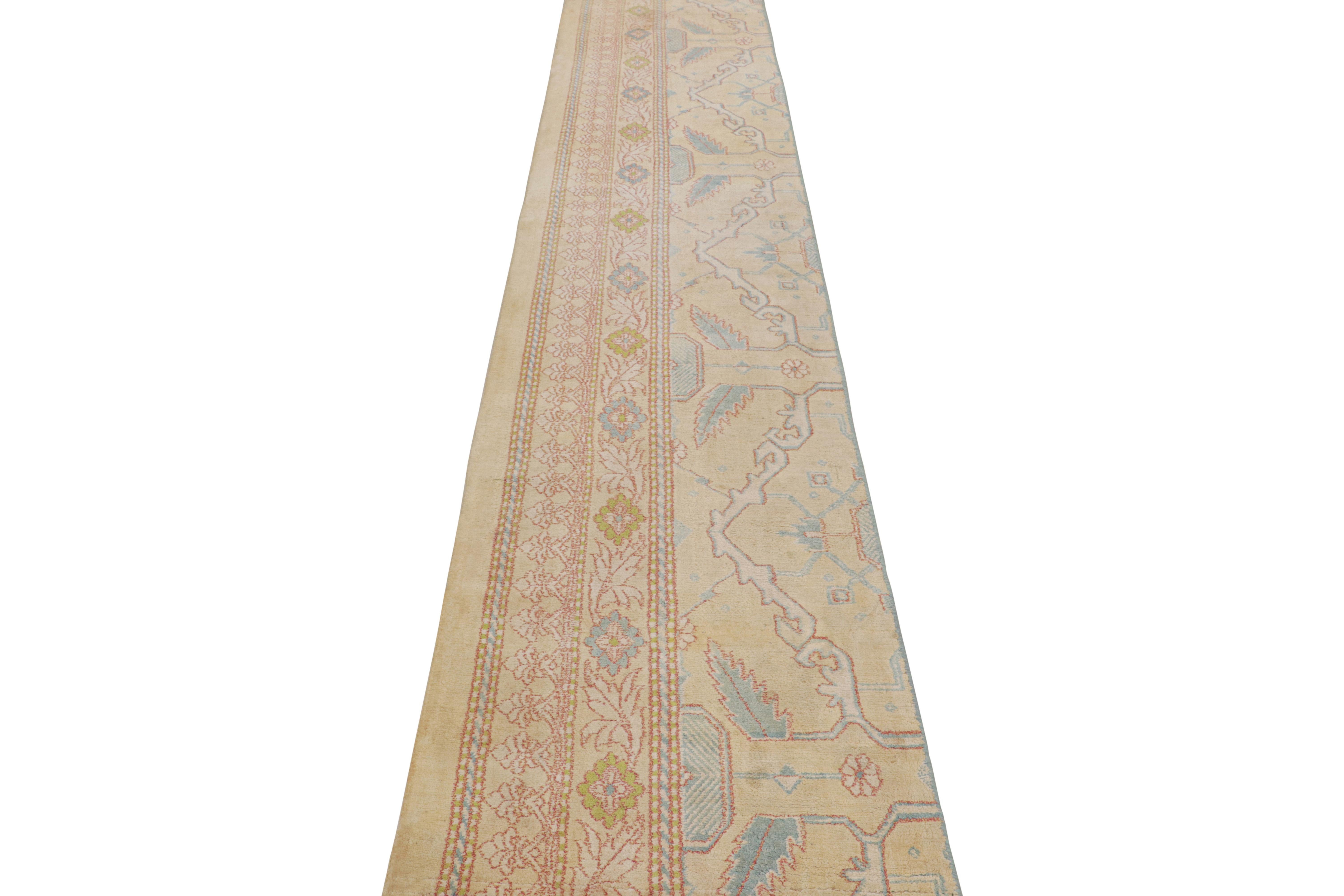 Antiker Agra-Teppich in Beige, Rosa, Rosa und Blau, geometrischer indischer Läufer von Rug & Kilim im Zustand „Gut“ im Angebot in Long Island City, NY