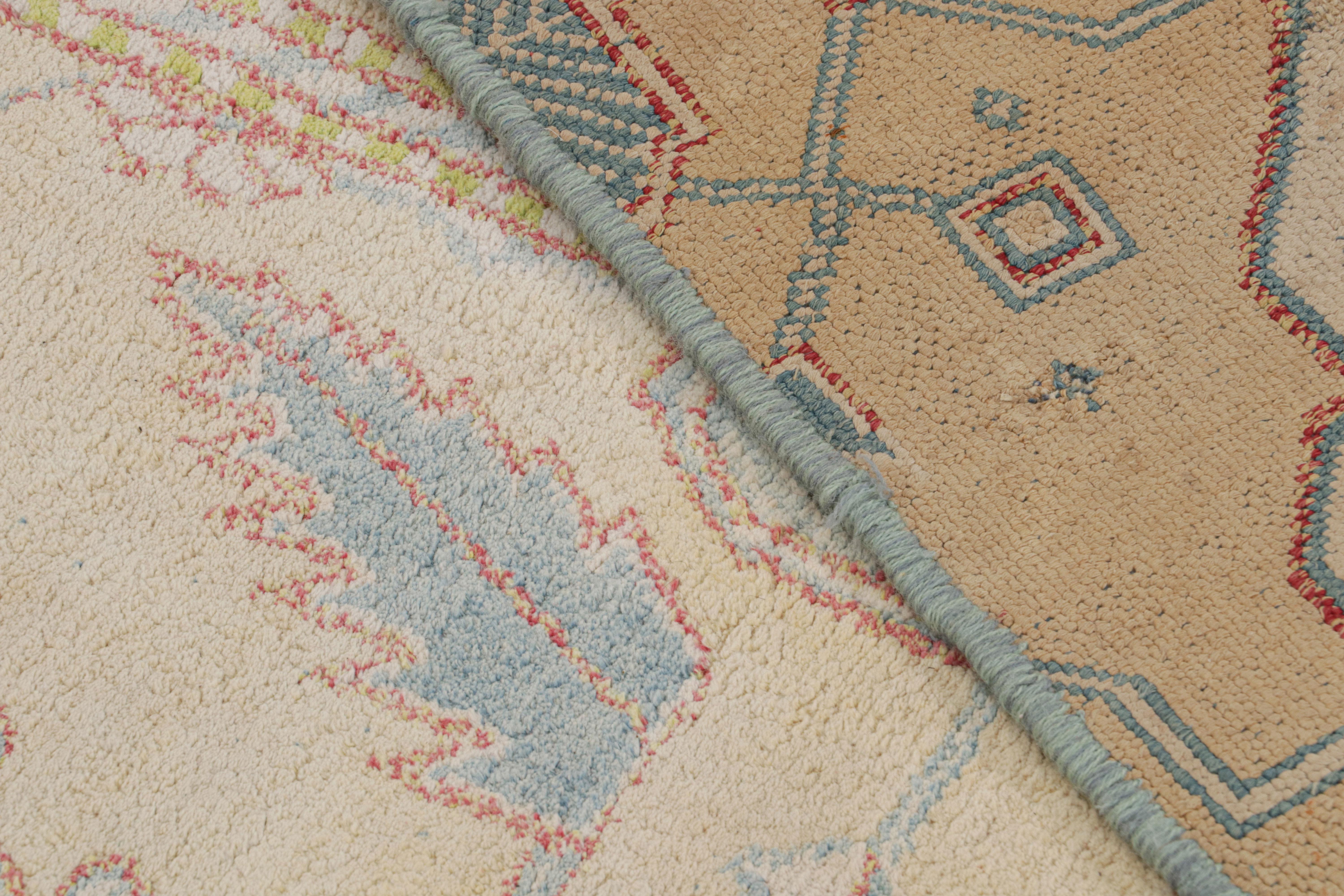 Antiker Agra-Teppich in Beige, Rosa, Rosa und Blau, geometrischer indischer Läufer von Rug & Kilim (Wolle) im Angebot