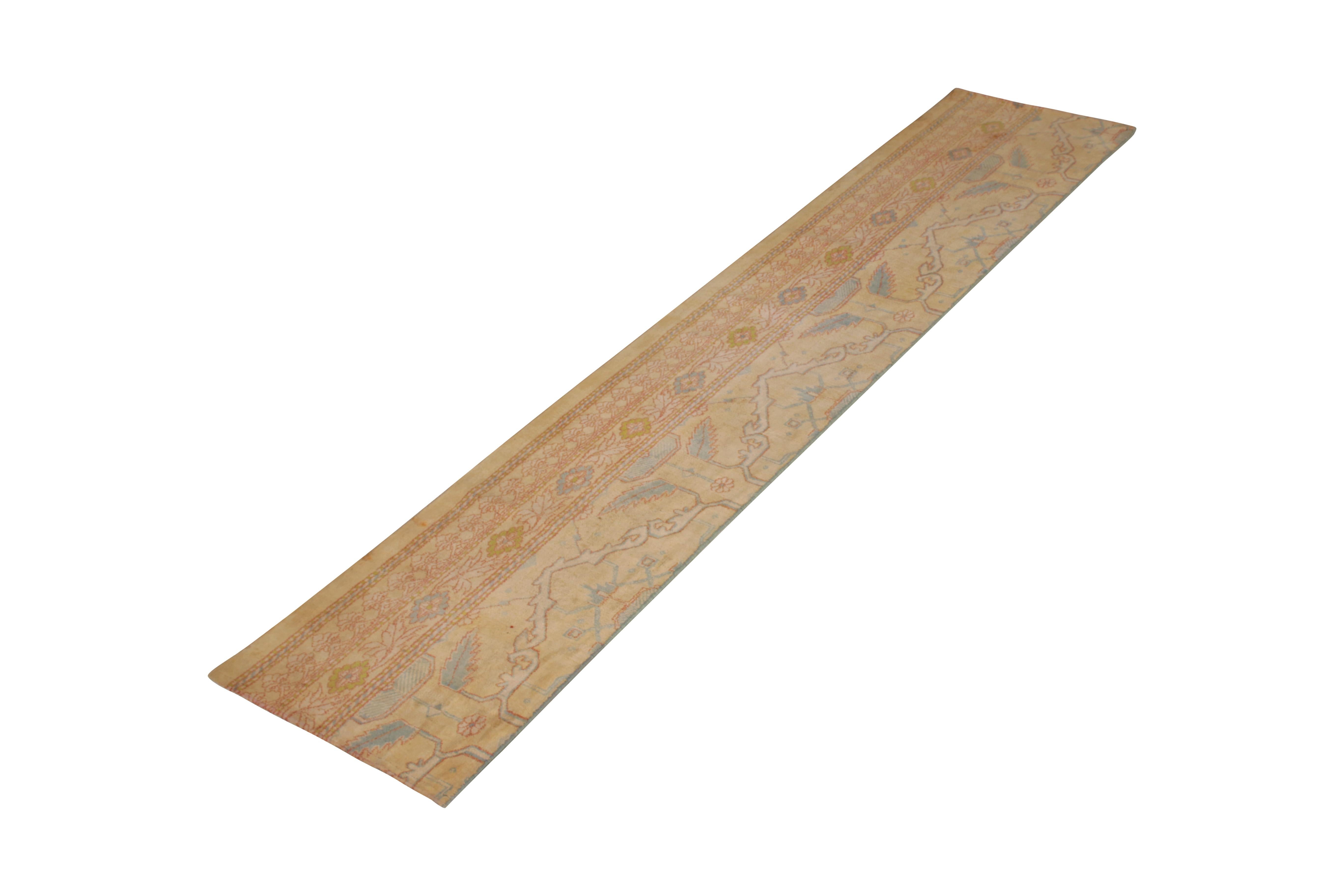 Ursprünglich ca. 1900-1910, diese außergewöhnliche 2'3 x 12'2 Läufer stellt eine wiederverwendete Fragment eines antiken indischen Teppichs, handgefertigt in Baumwolle in den frühen 20. Jahrhundert Vintage Teppich verfügt über geometrische Muster