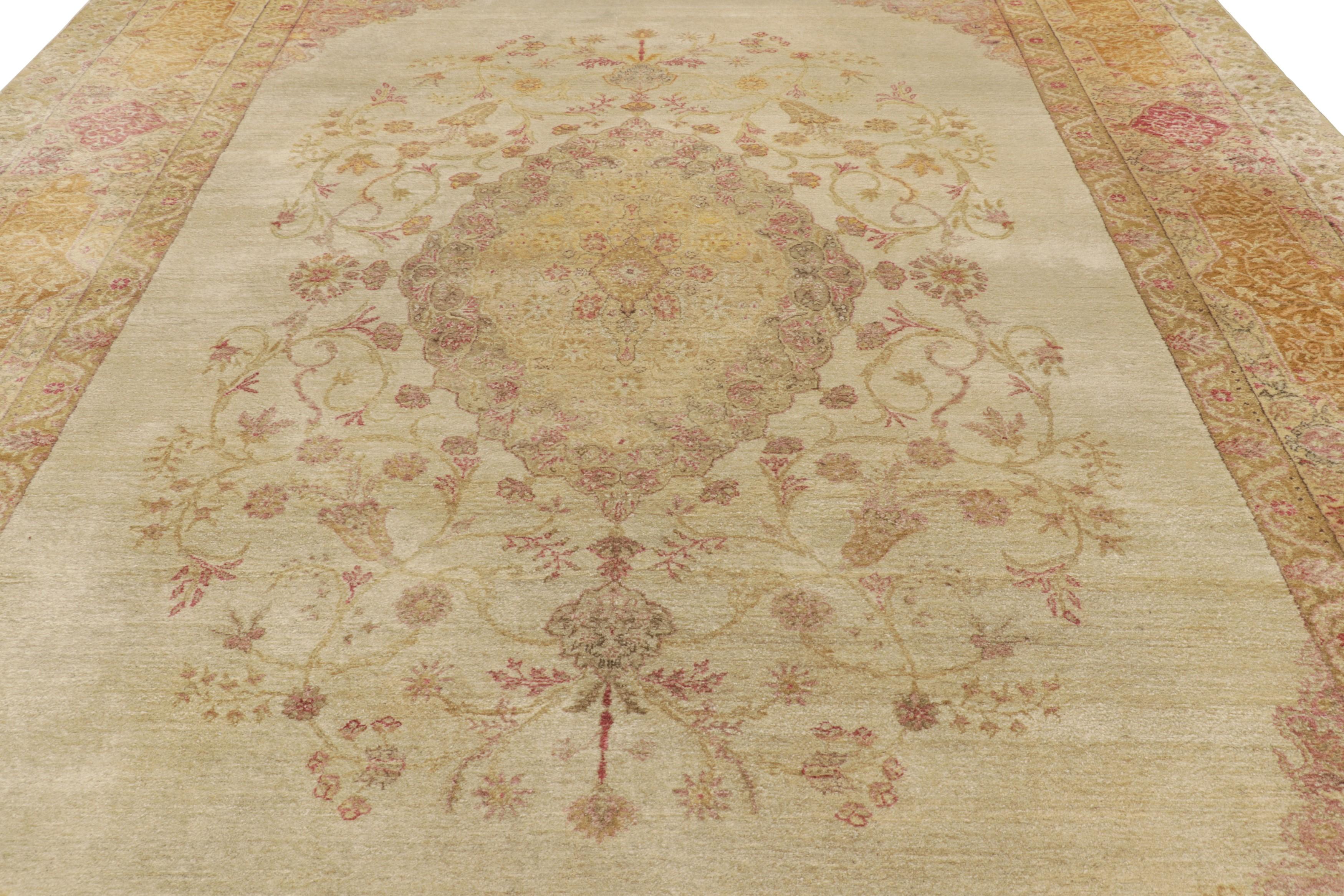 Dieser 10x14 große antike Agra-Teppich wurde um 1890-1900 in Indien aus handgeknüpfter Wolle hergestellt und ist eine äußerst seltene und aufregende Neuheit in der Kollektion von Rug & Kilim zu dieser berühmten Webtradition. 

Über das Design: