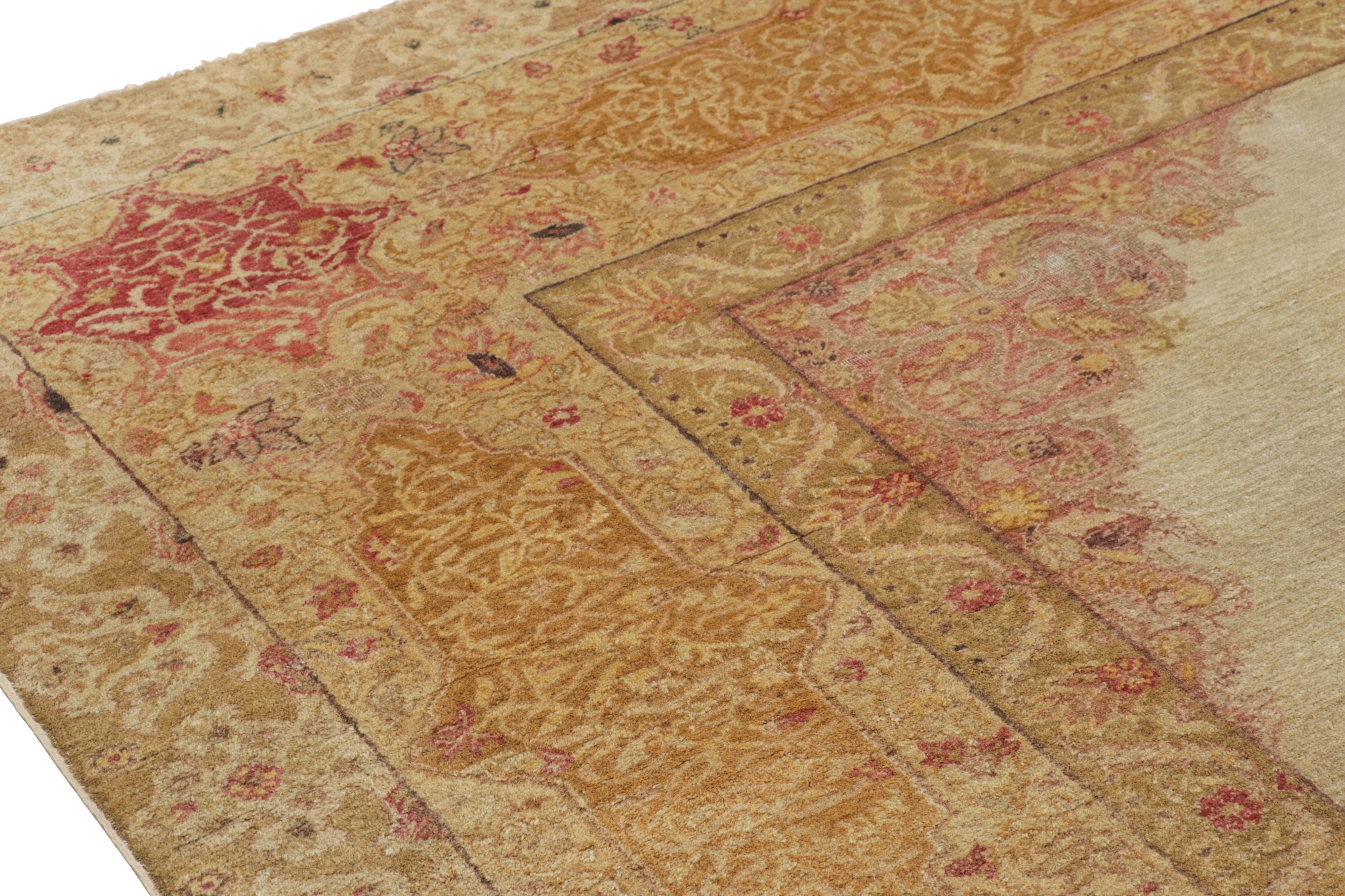 Antiker Agra Teppich in Beige und Rosa mit floralen Mustern - Rug & Kilim (Indisch) im Angebot