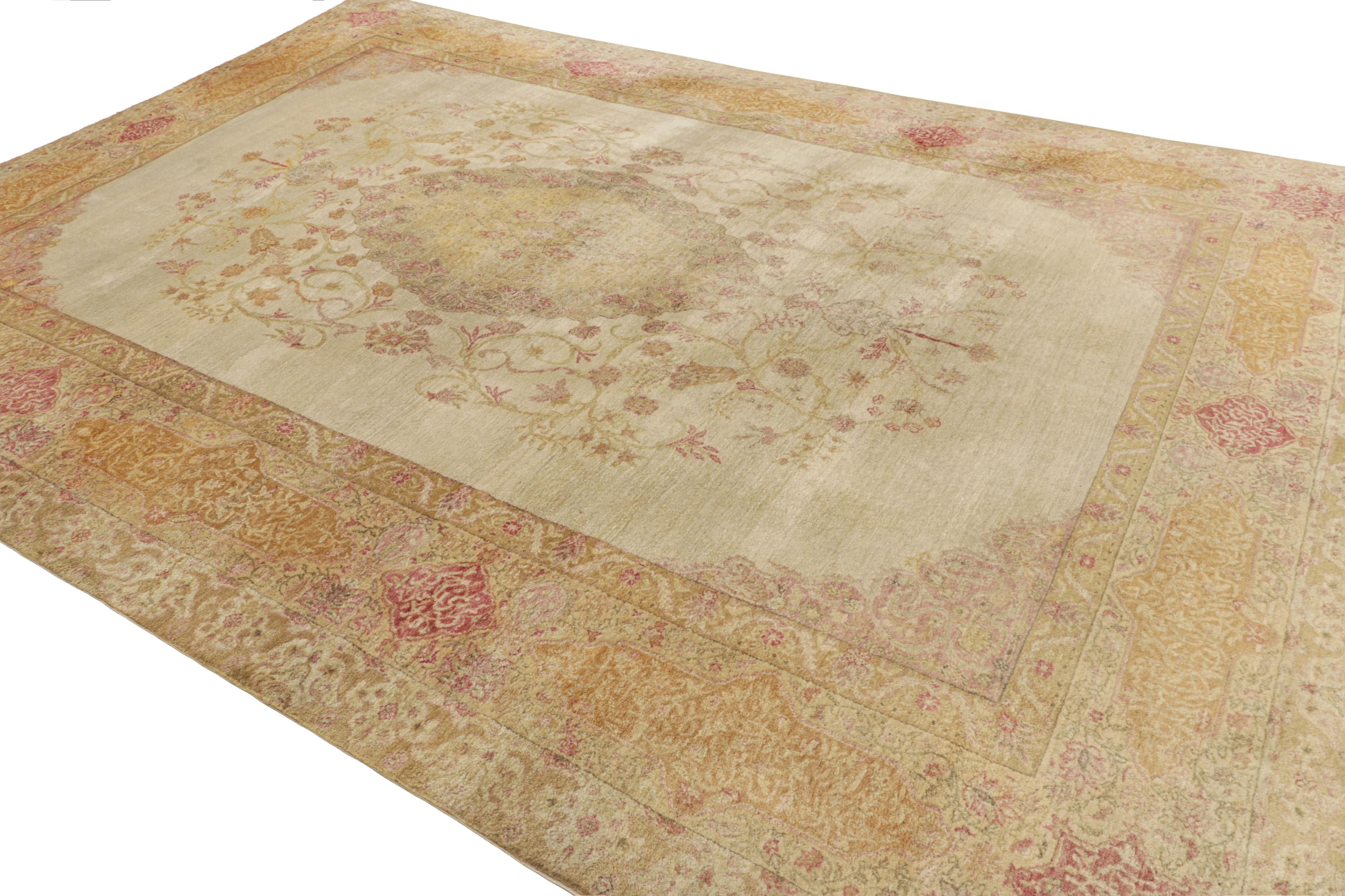 Antiker Agra Teppich in Beige und Rosa mit floralen Mustern - Rug & Kilim (Handgeknüpft) im Angebot