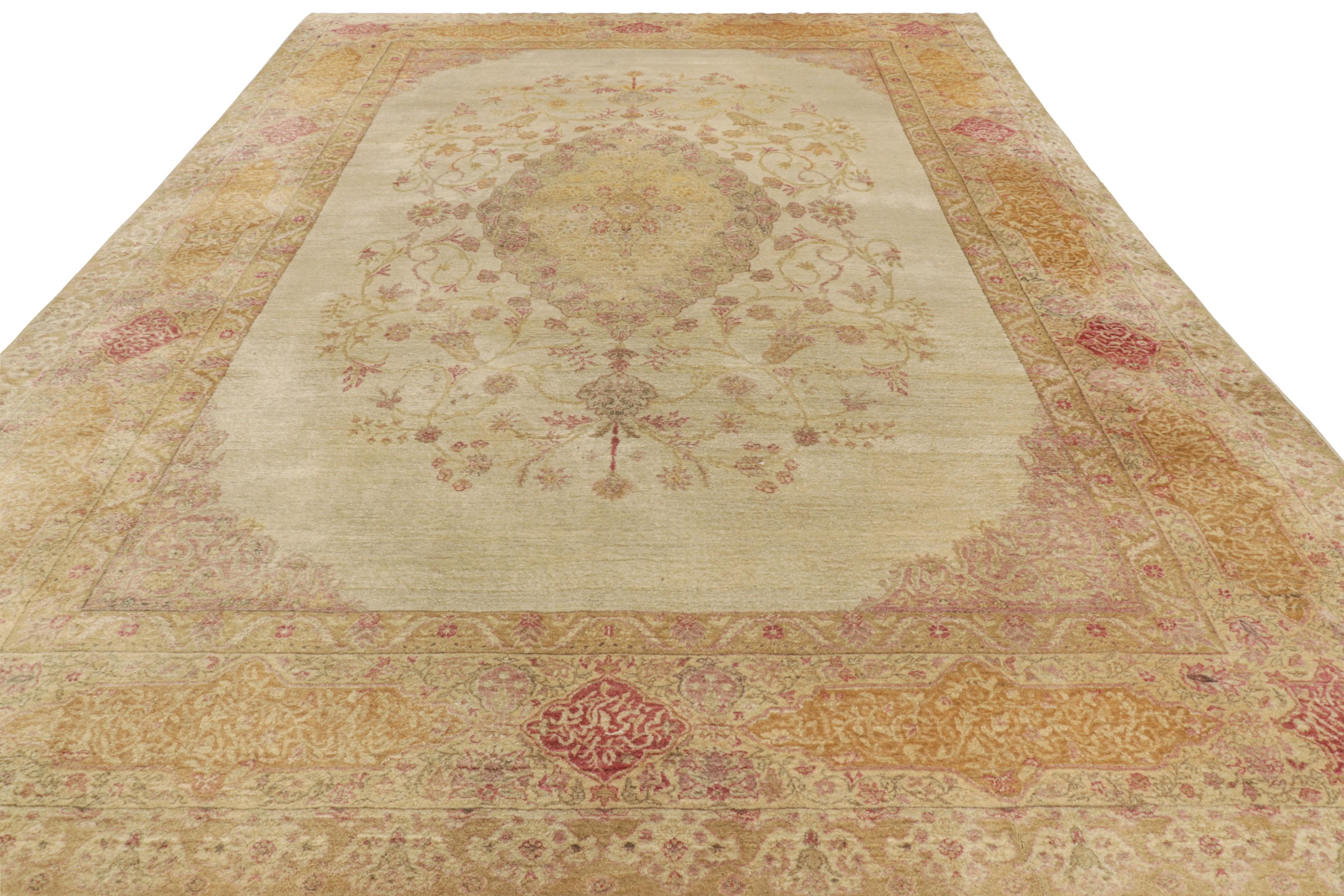 Antiker Agra Teppich in Beige und Rosa mit floralen Mustern - Rug & Kilim im Zustand „Gut“ im Angebot in Long Island City, NY