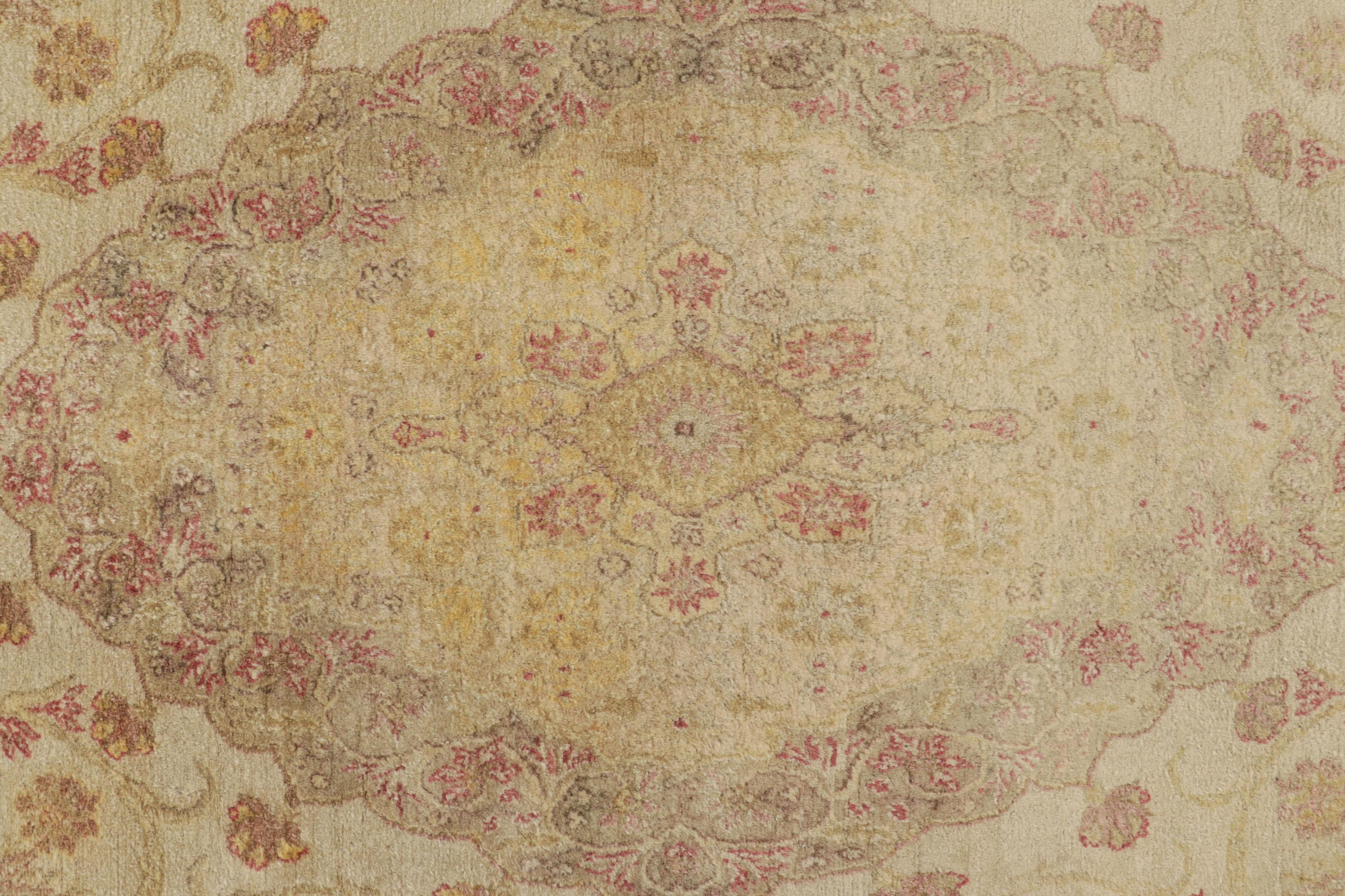 Antiker Agra Teppich in Beige und Rosa mit floralen Mustern - Rug & Kilim (Spätes 19. Jahrhundert) im Angebot