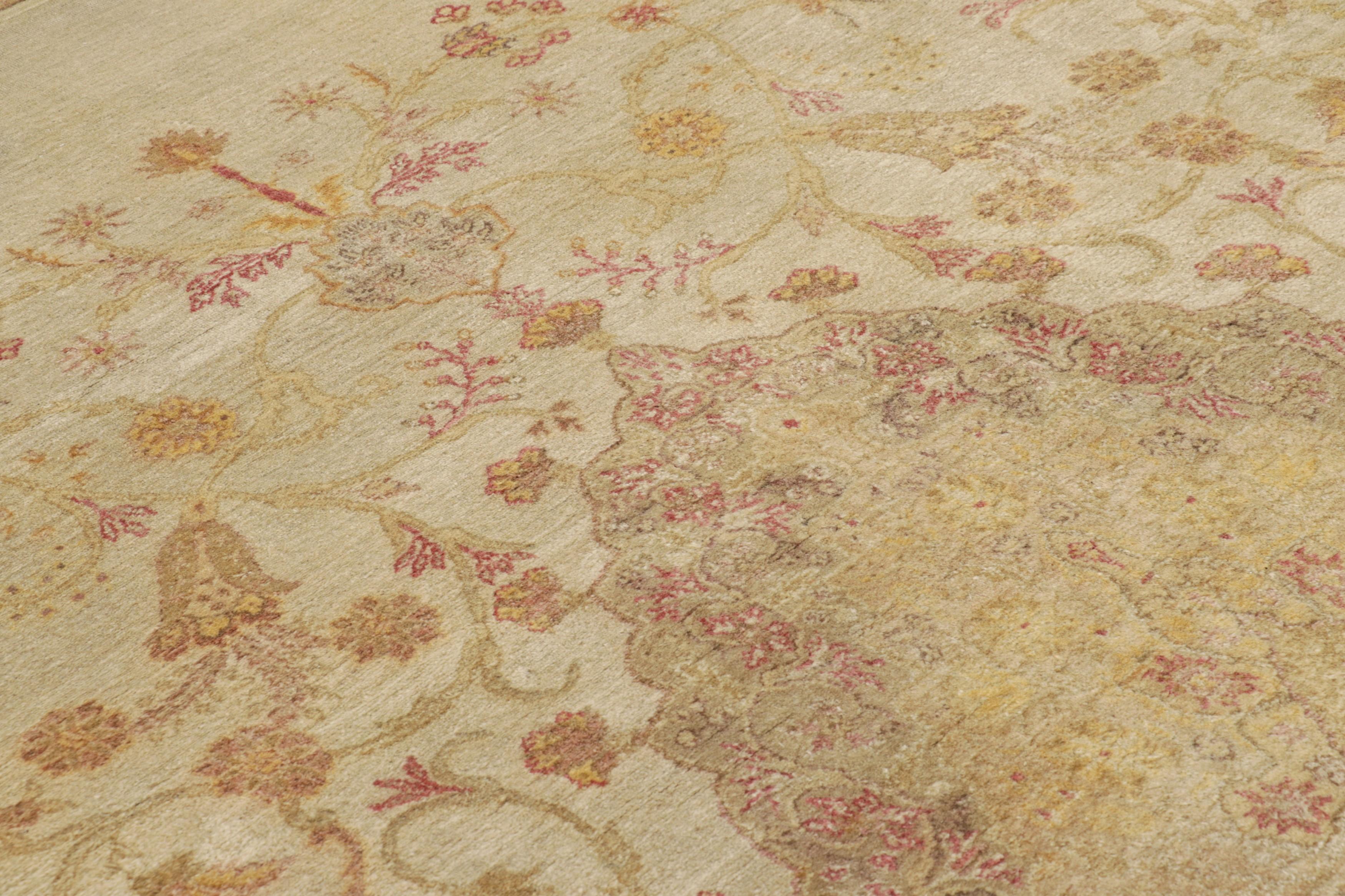 Antiker Agra Teppich in Beige und Rosa mit floralen Mustern - Rug & Kilim (Wolle) im Angebot