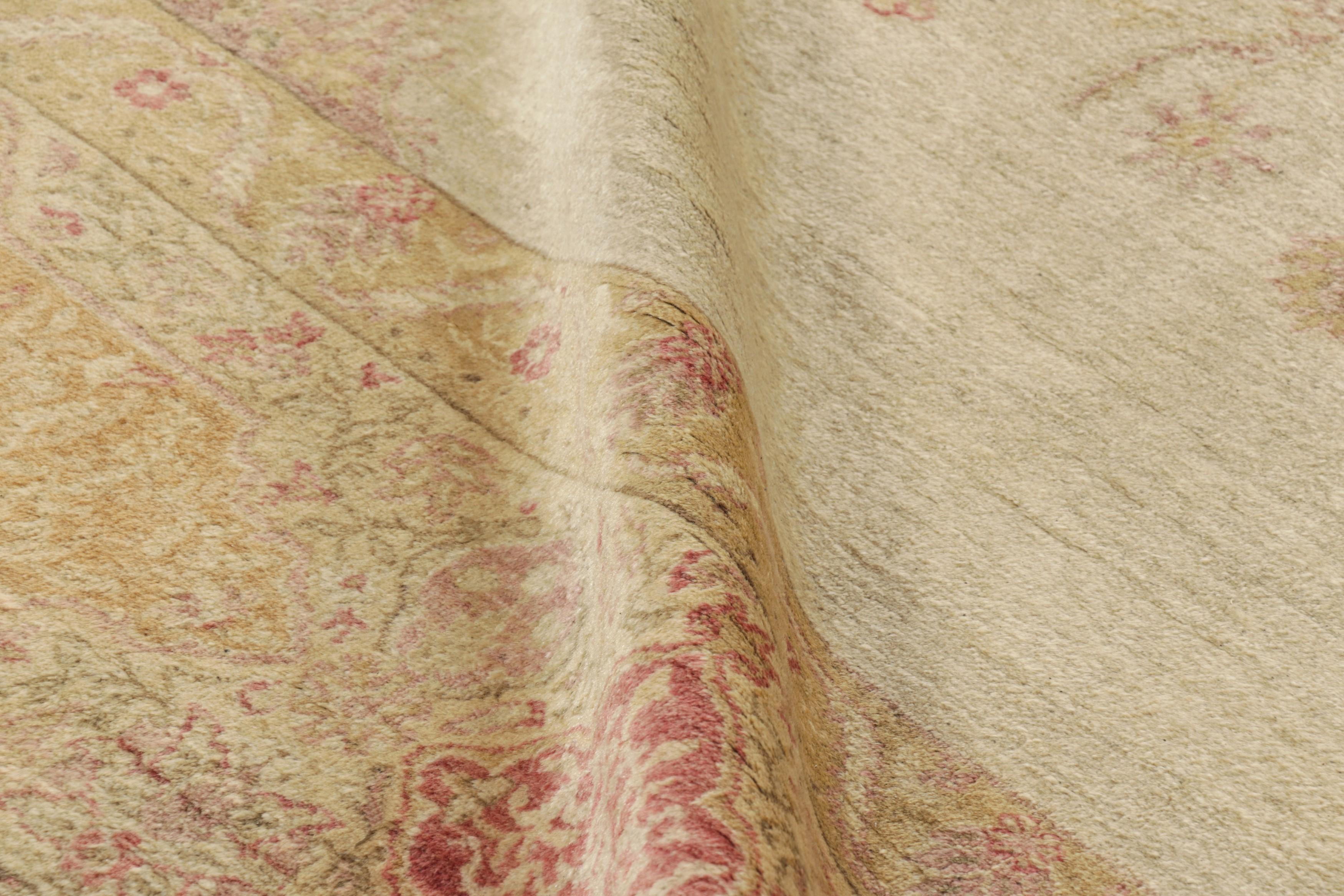 Antiker Agra Teppich in Beige und Rosa mit floralen Mustern - Rug & Kilim im Angebot 1