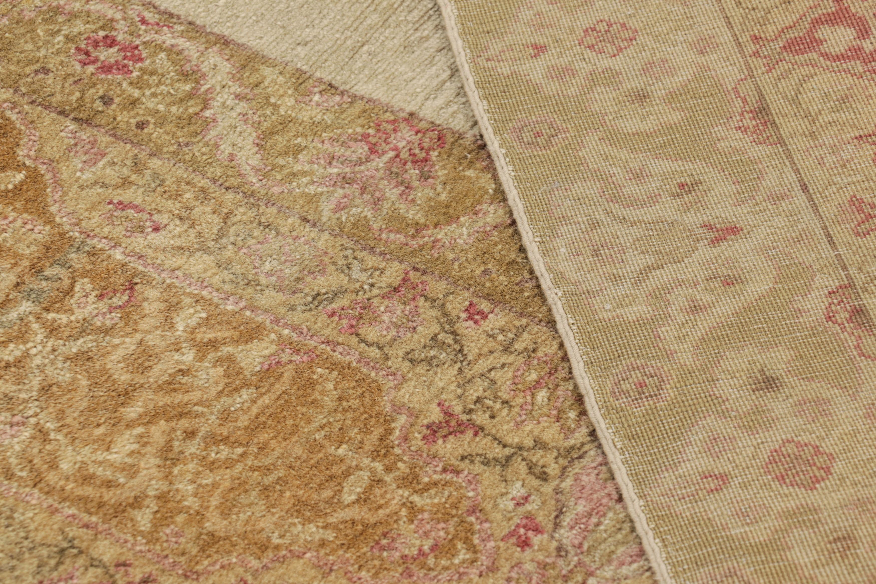 Antiker Agra Teppich in Beige und Rosa mit floralen Mustern - Rug & Kilim im Angebot 2