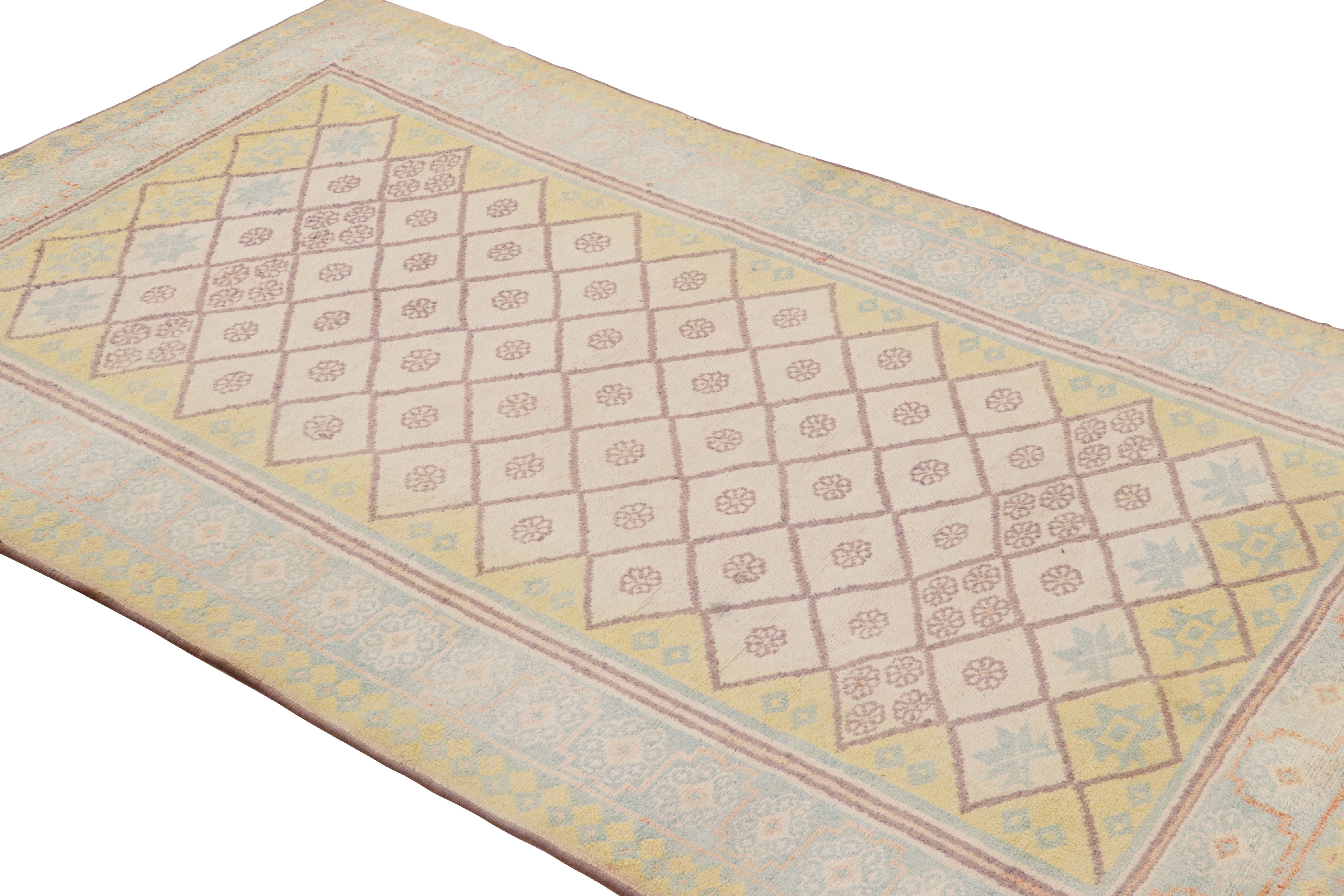 Noué à la main en coton vers 1920-1930, ce chemin de table de 4x7 est un tapis ancien particulièrement rare d'Agra, en Inde. 

Sur le Design : 

La palette de couleurs est l'une des nombreuses caractéristiques particulièrement délicieuses qui