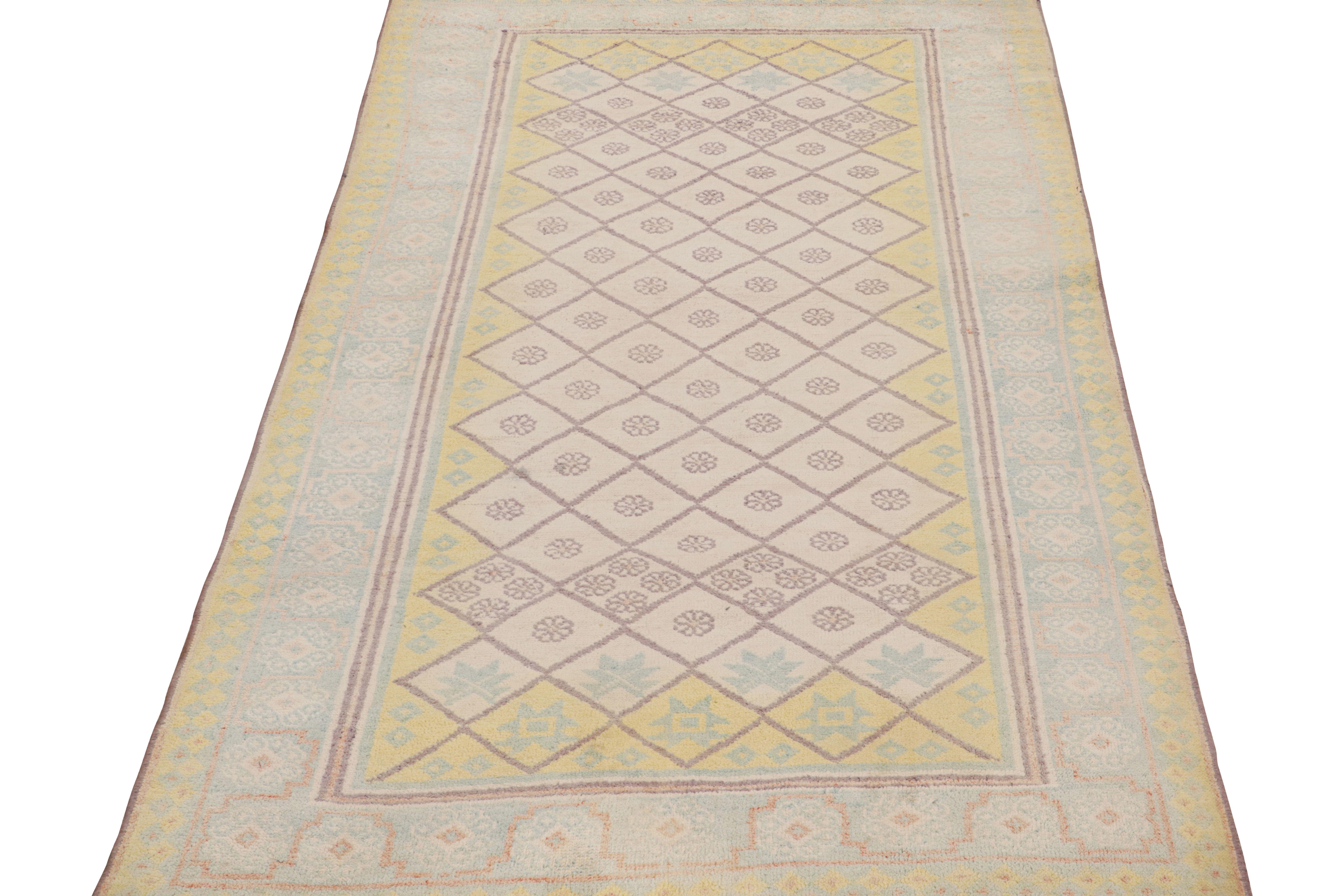 Antiker Agra-Teppich in Cremetönen mit Gitter- und Blumenmustern, von Rug & Kilim (Indisch) im Angebot