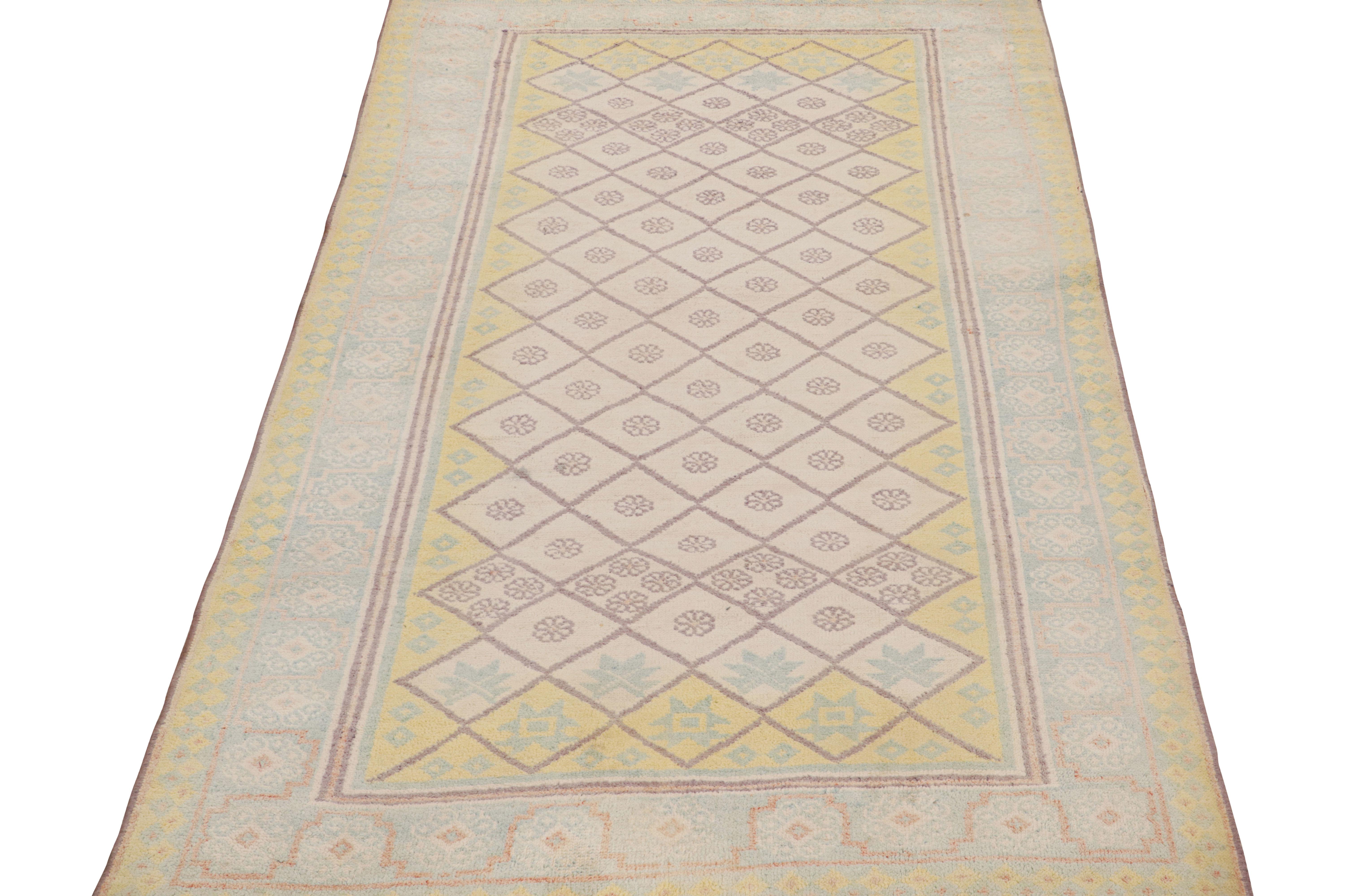 Alfombra antigua Agra en tonos crema con motivos reticulares y florales, de Rug & Kilim Indio en venta