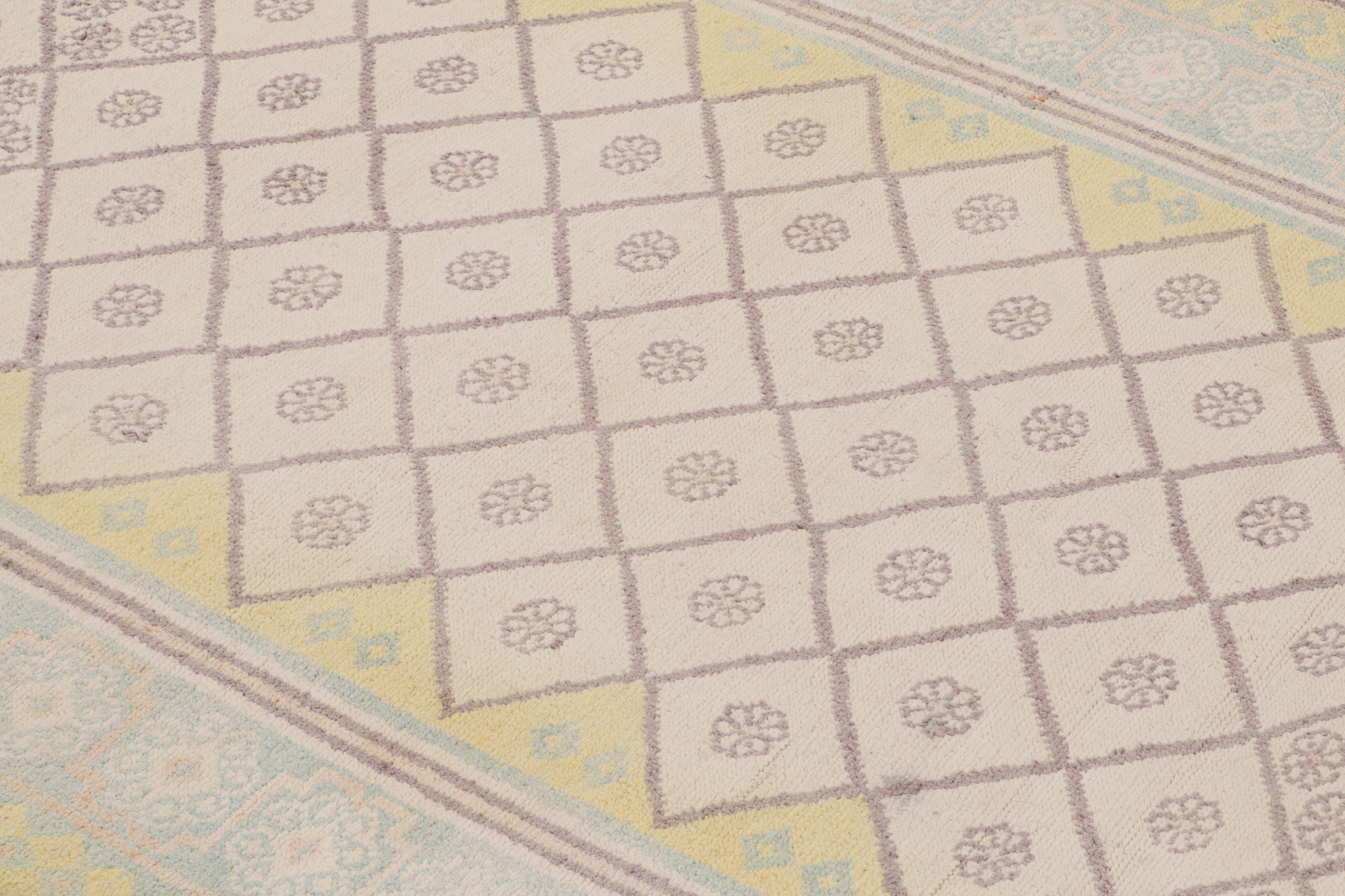 Antiker Agra-Teppich in Cremetönen mit Gitter- und Blumenmustern, von Rug & Kilim (Handgeknüpft) im Angebot