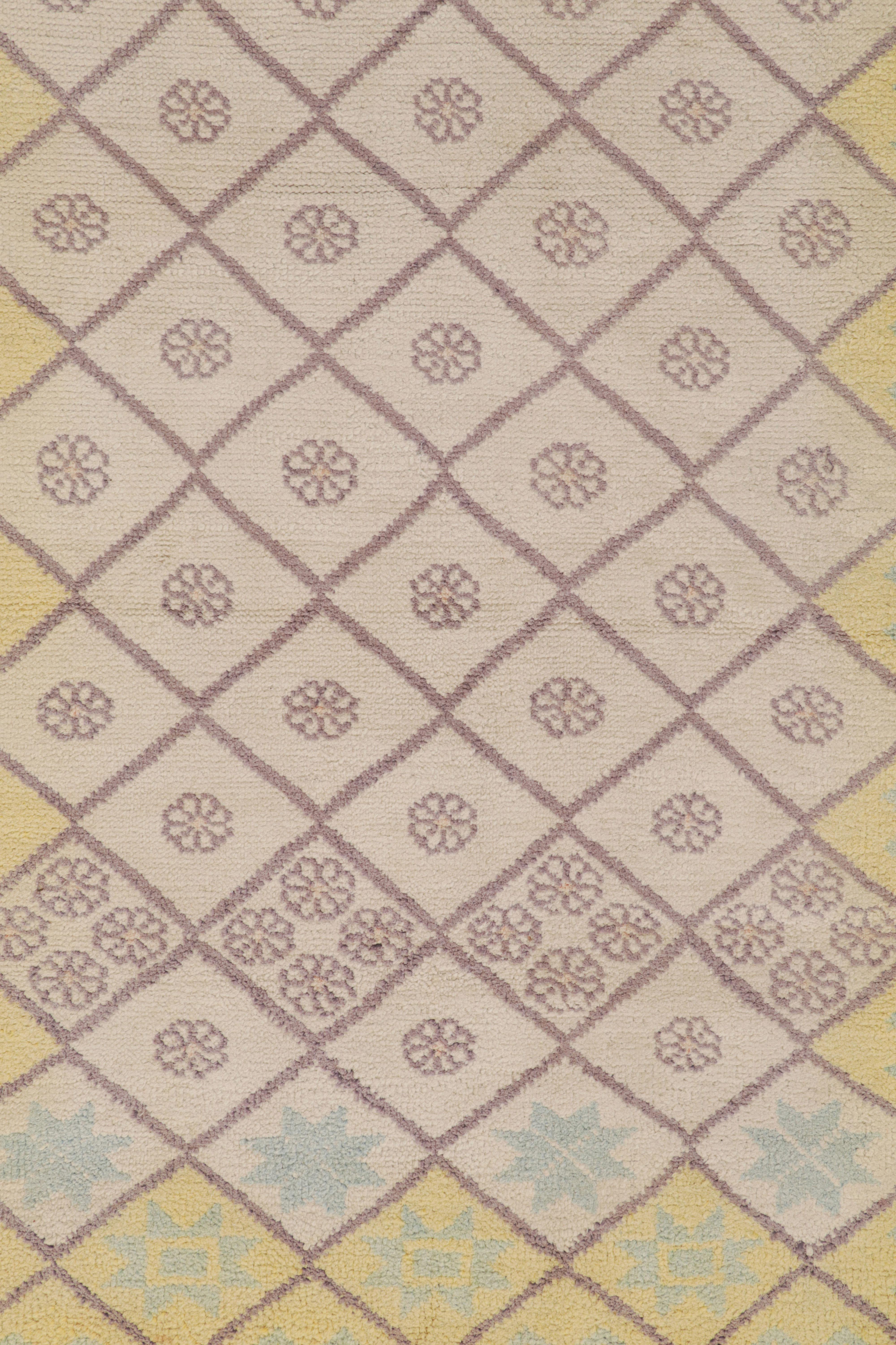 Antiker Agra-Teppich in Cremetönen mit Gitter- und Blumenmustern, von Rug & Kilim im Zustand „Gut“ im Angebot in Long Island City, NY