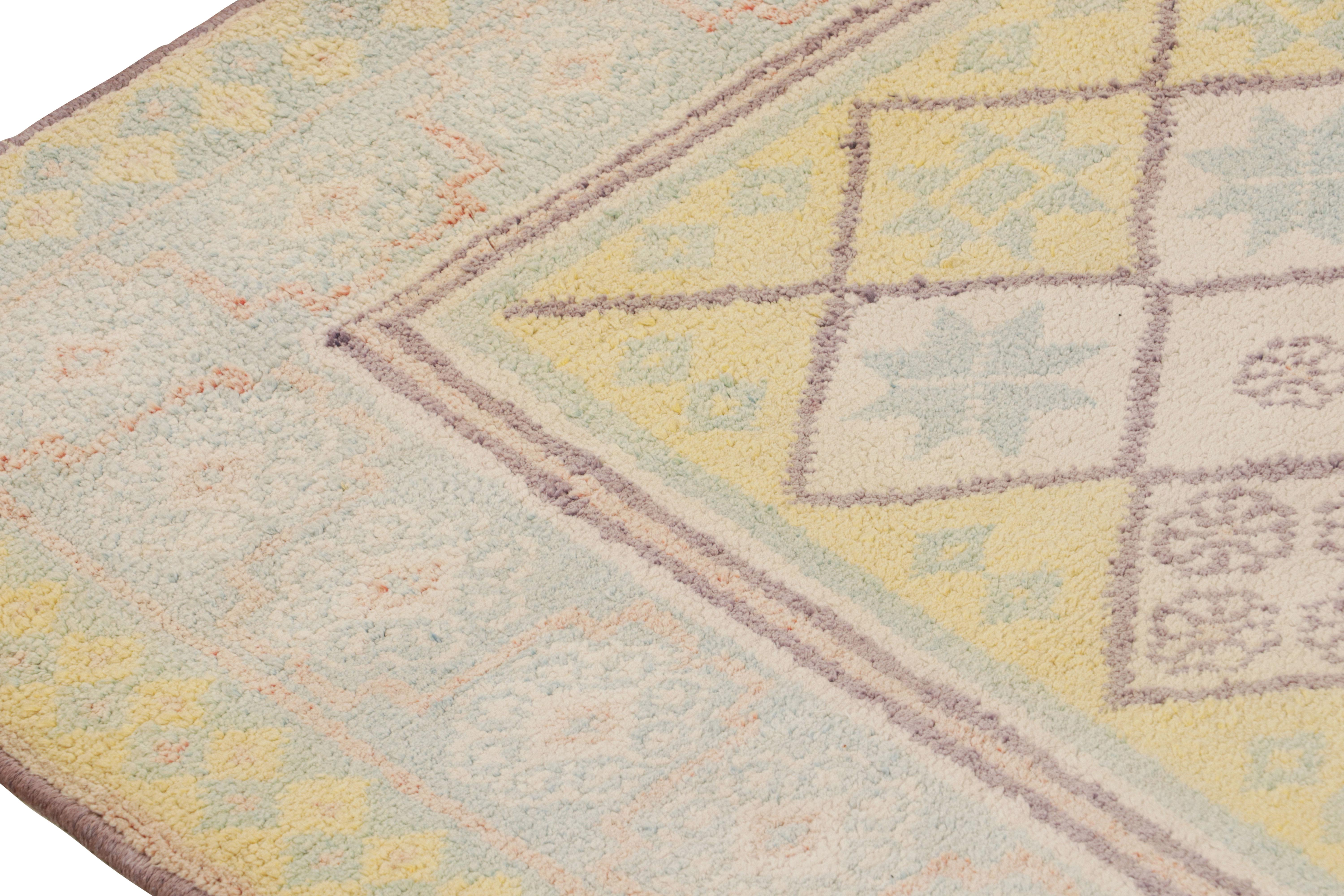 Antiker Agra-Teppich in Cremetönen mit Gitter- und Blumenmustern, von Rug & Kilim (Anfang des 17. Jahrhunderts) im Angebot
