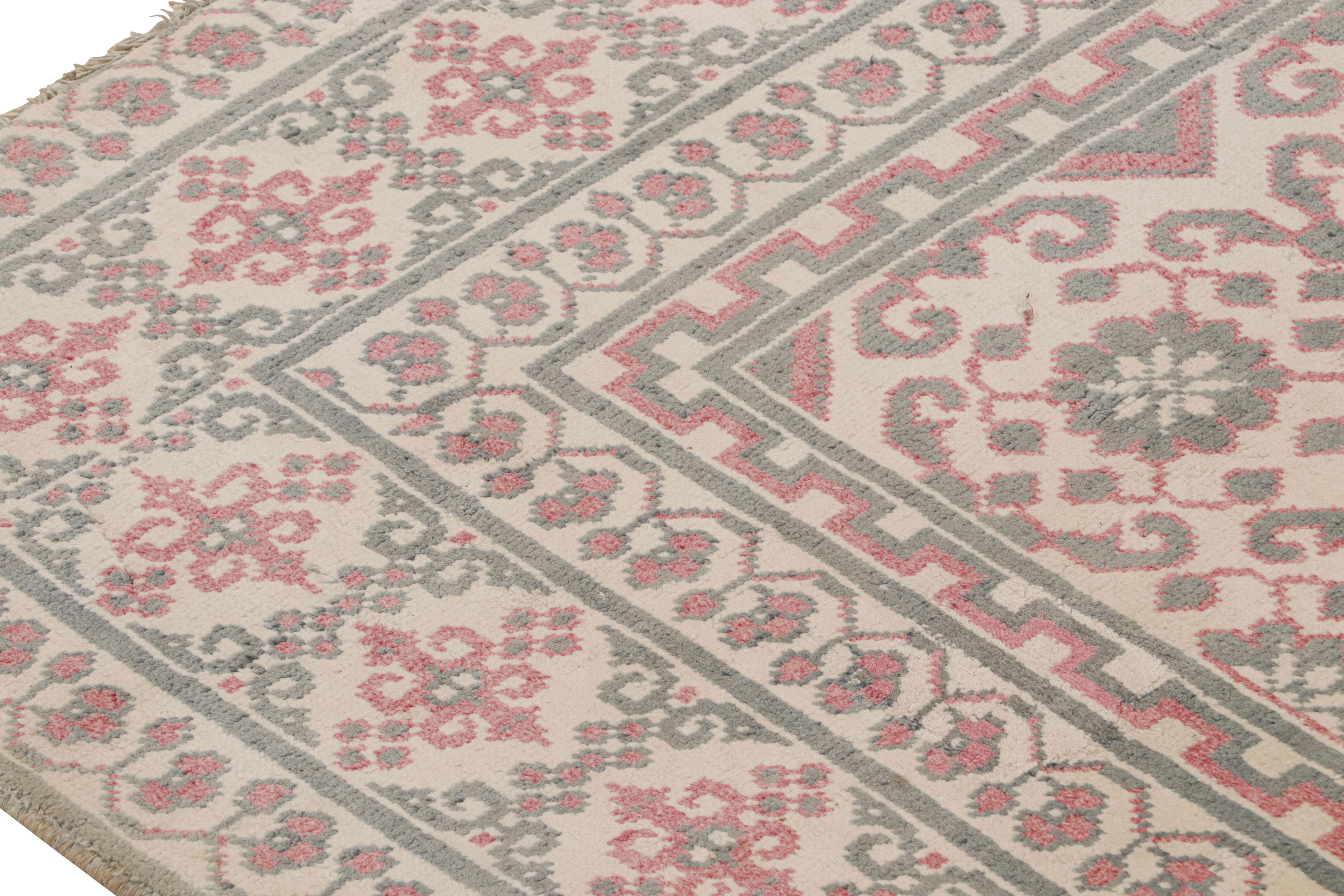 Antiker Agra-Teppich in Creme mit grauen und roten Blumenmustern, von Rug & Kilim (Indisch) im Angebot