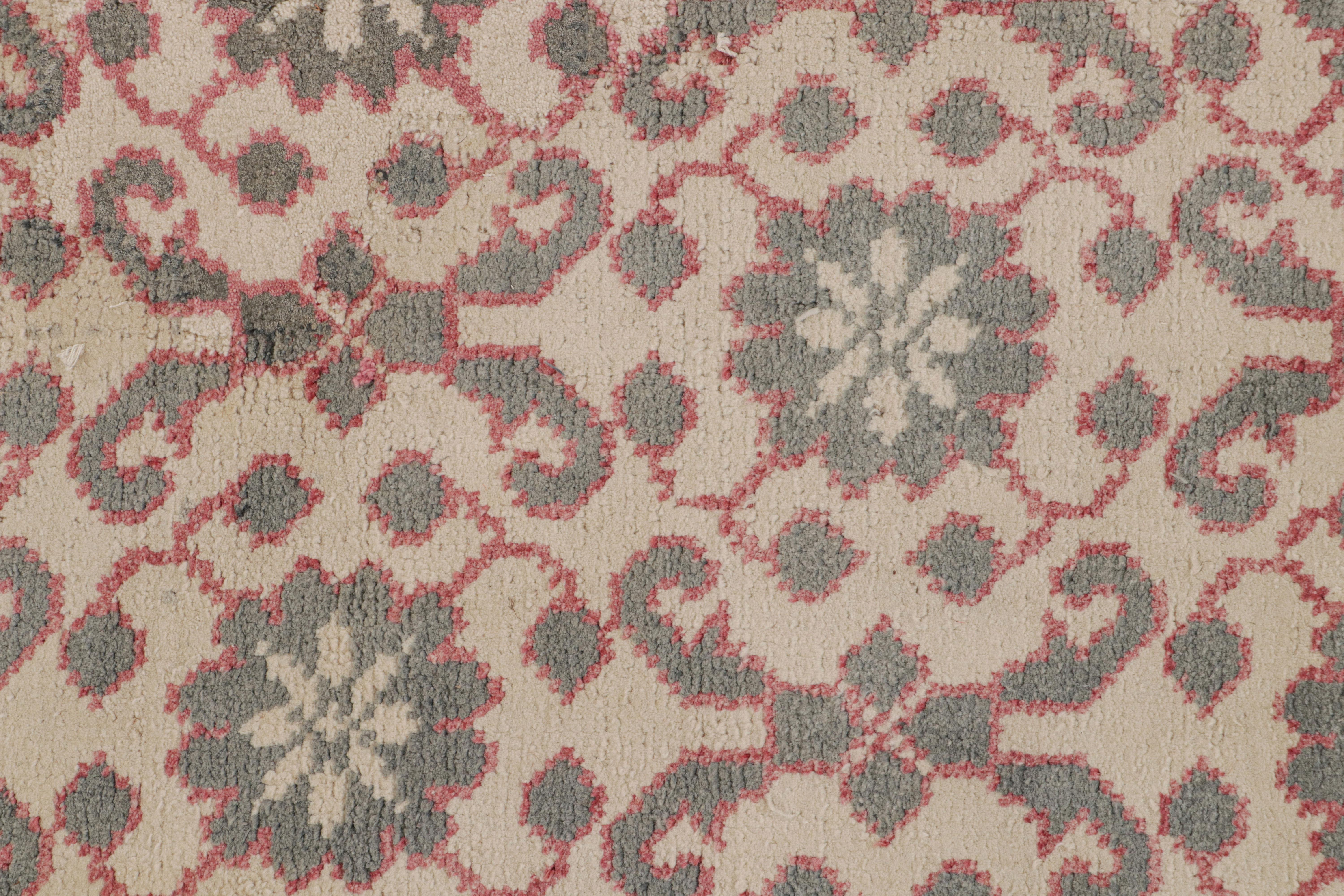 Antiker Agra-Teppich in Creme mit grauen und roten Blumenmustern, von Rug & Kilim (Frühes 20. Jahrhundert) im Angebot