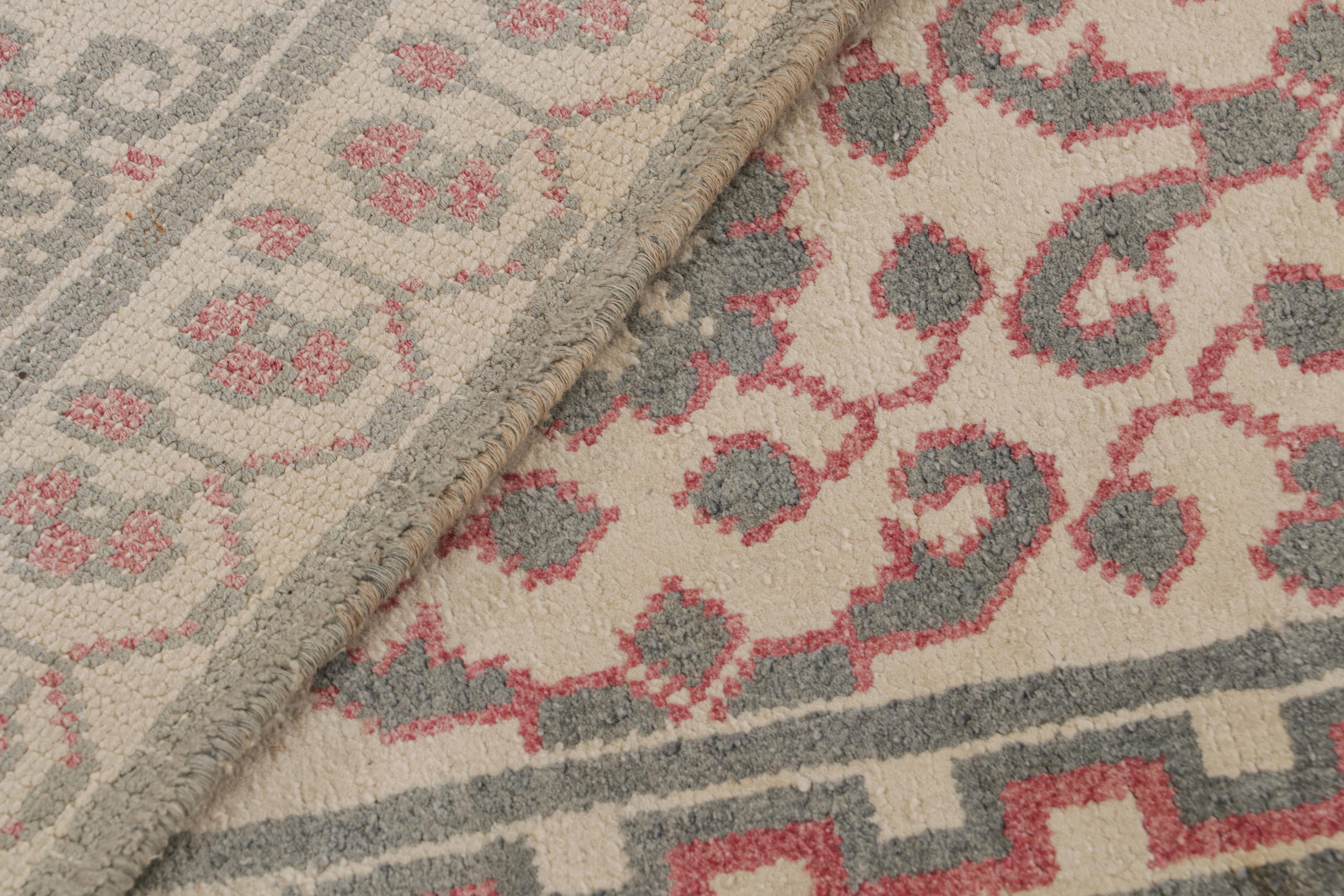 Antiker Agra-Teppich in Creme mit grauen und roten Blumenmustern, von Rug & Kilim im Angebot 1