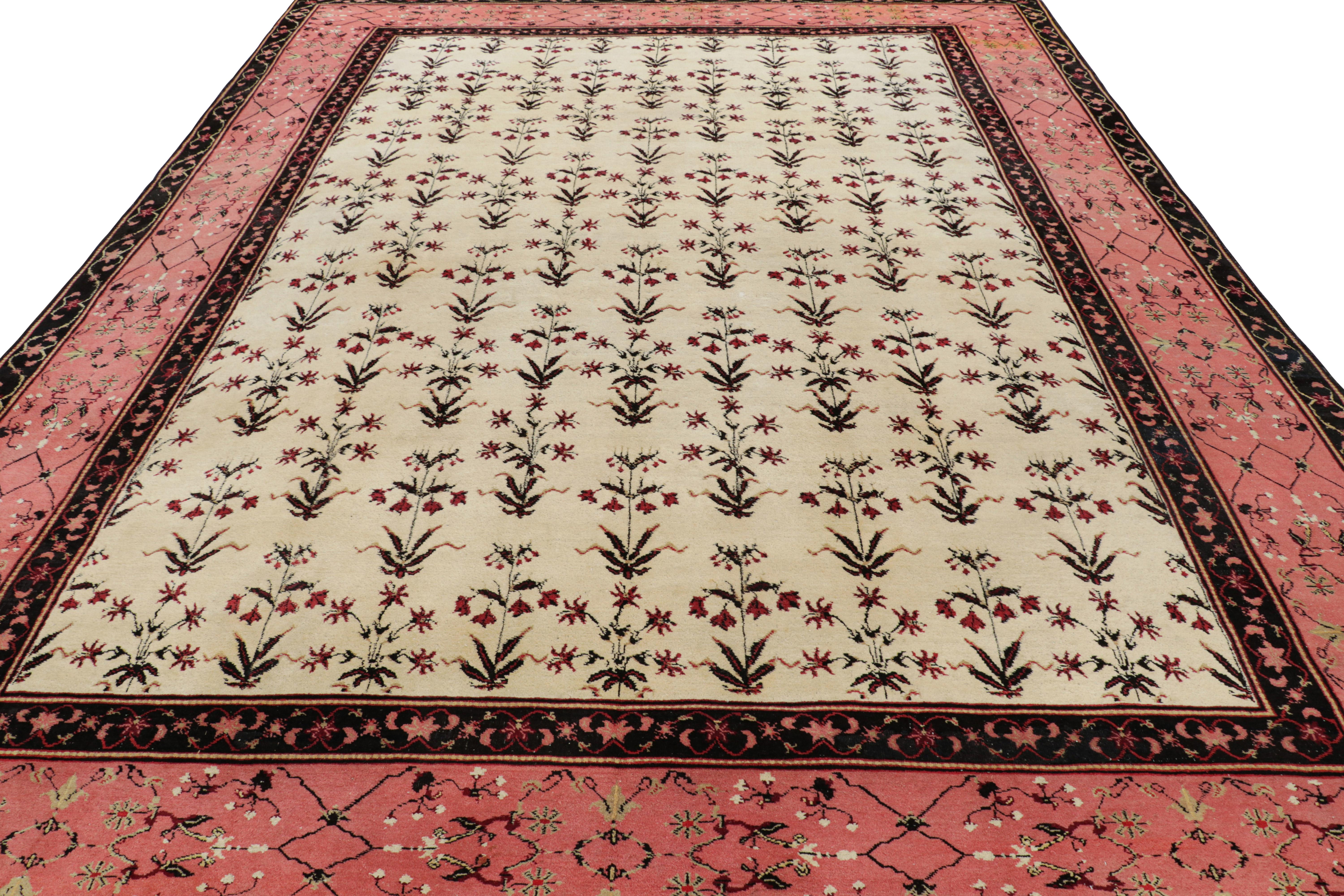 Antiker Agra-Teppich in Creme mit roten Blumenmuster in Creme im Zustand „Gut“ im Angebot in Long Island City, NY