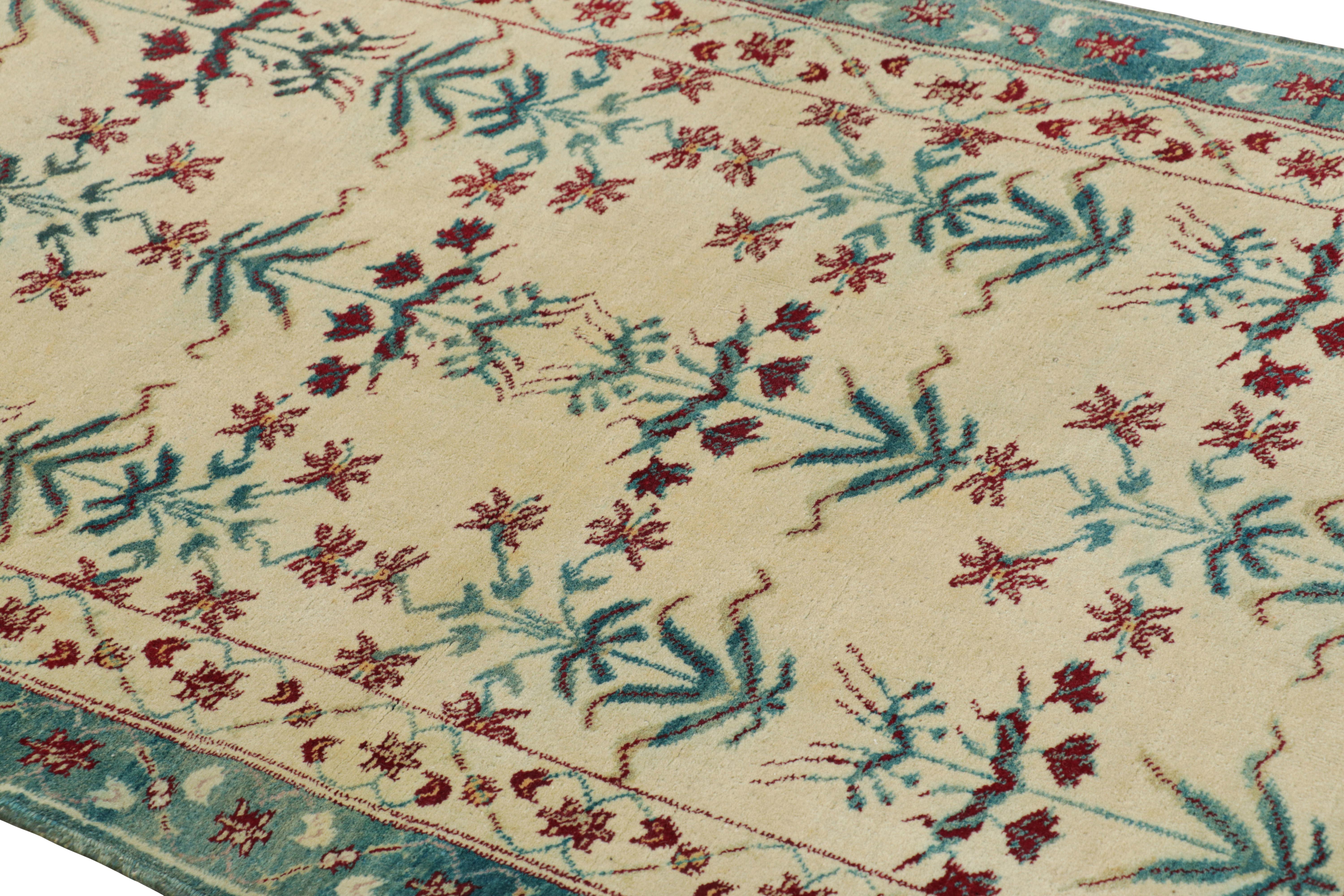 Originaire de l'Inde vers 1910-1920, ce tapis Agra antique 3x5 est noué à la main en laine et constitue un nouvel ajout rare et passionnant au répertoire de pièces antiques convoitées de Rug & Kilim.  

Sur le Design :
 
La bordure bleu sarcelle