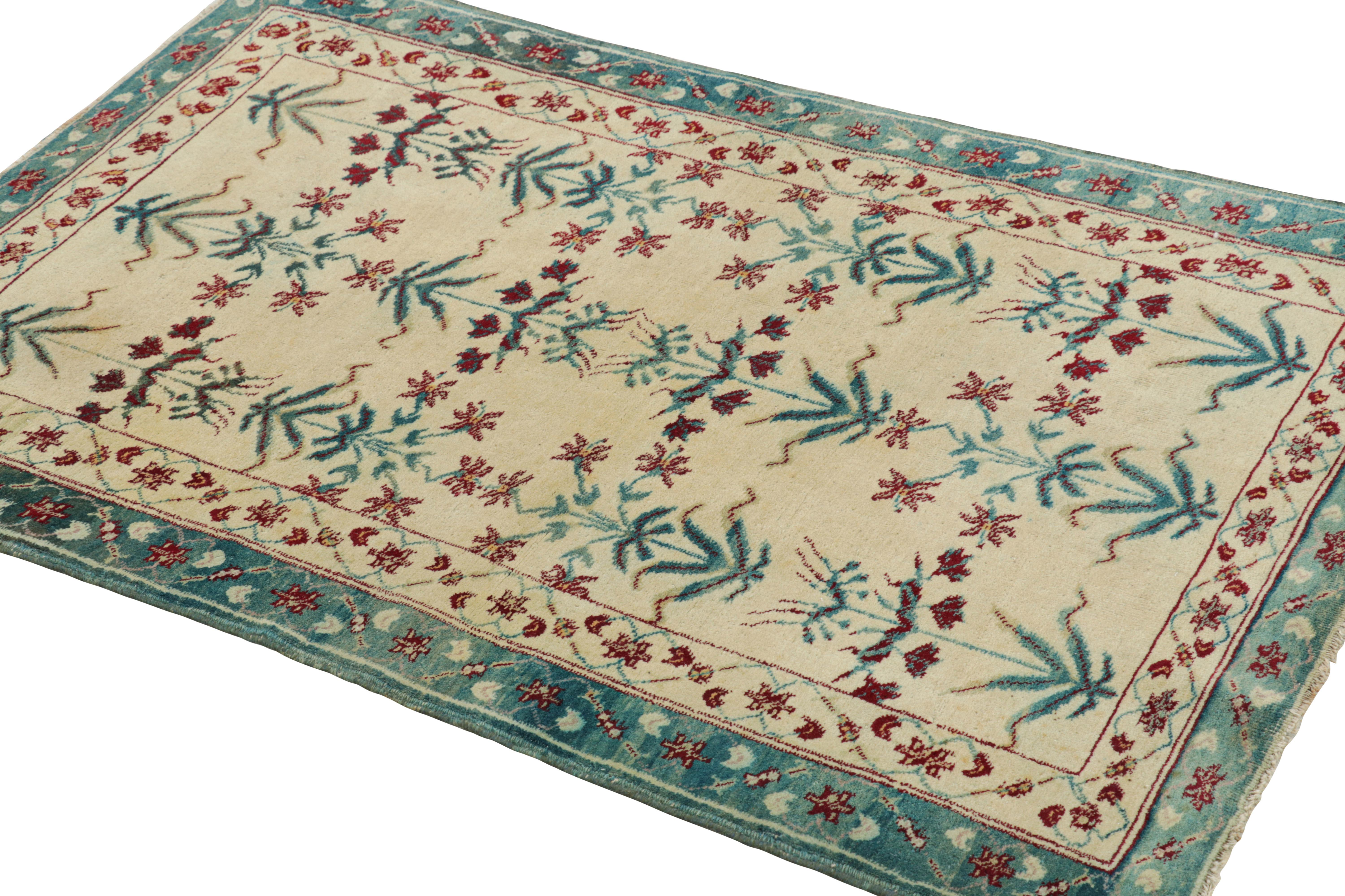 Noué à la main Tapis Agra ancien crème avec motifs floraux bleu sarcelle  Rug & Kilim en vente