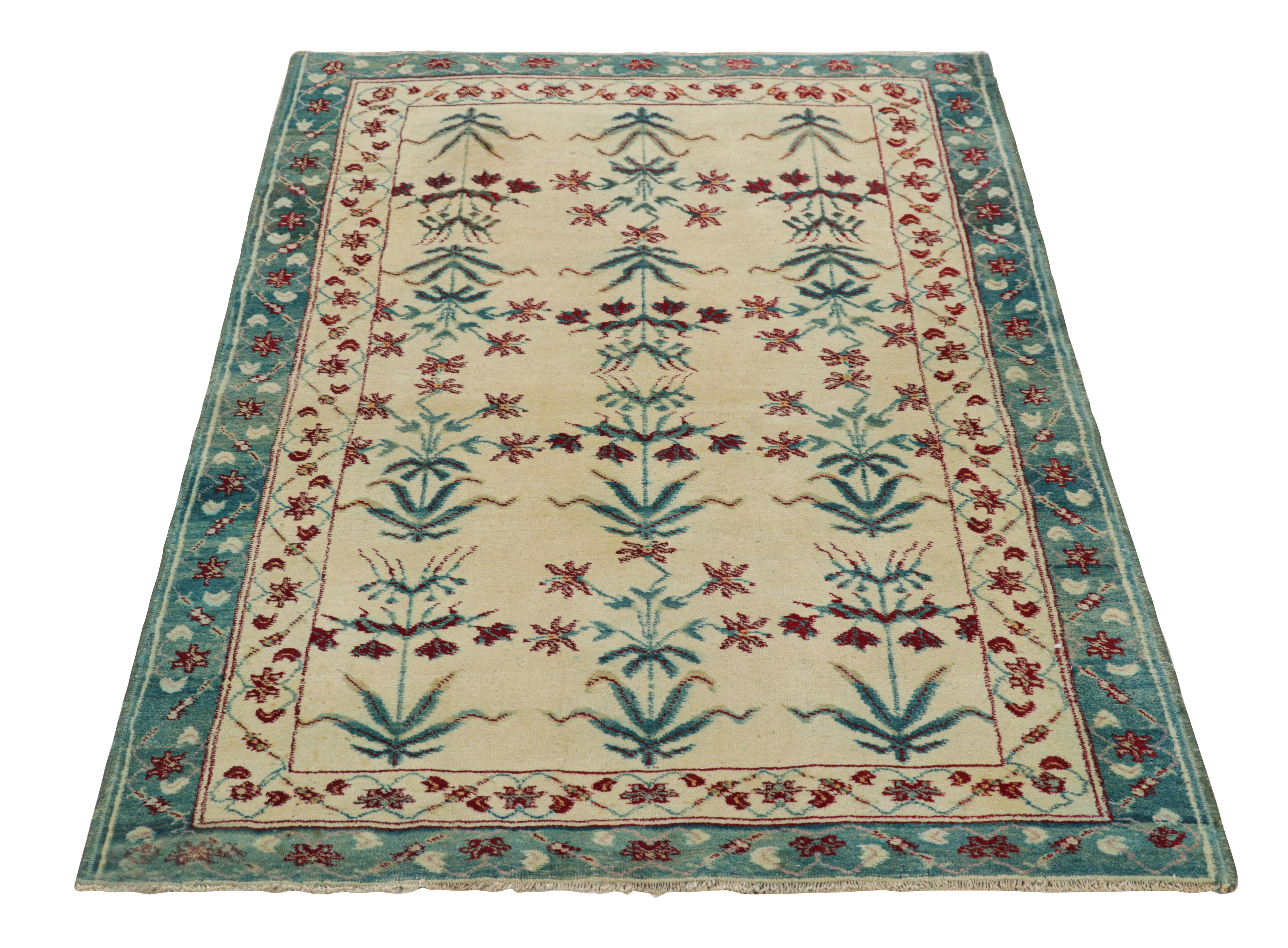 Tapis Agra ancien crème avec motifs floraux bleu sarcelle  Rug & Kilim Bon état - En vente à Long Island City, NY