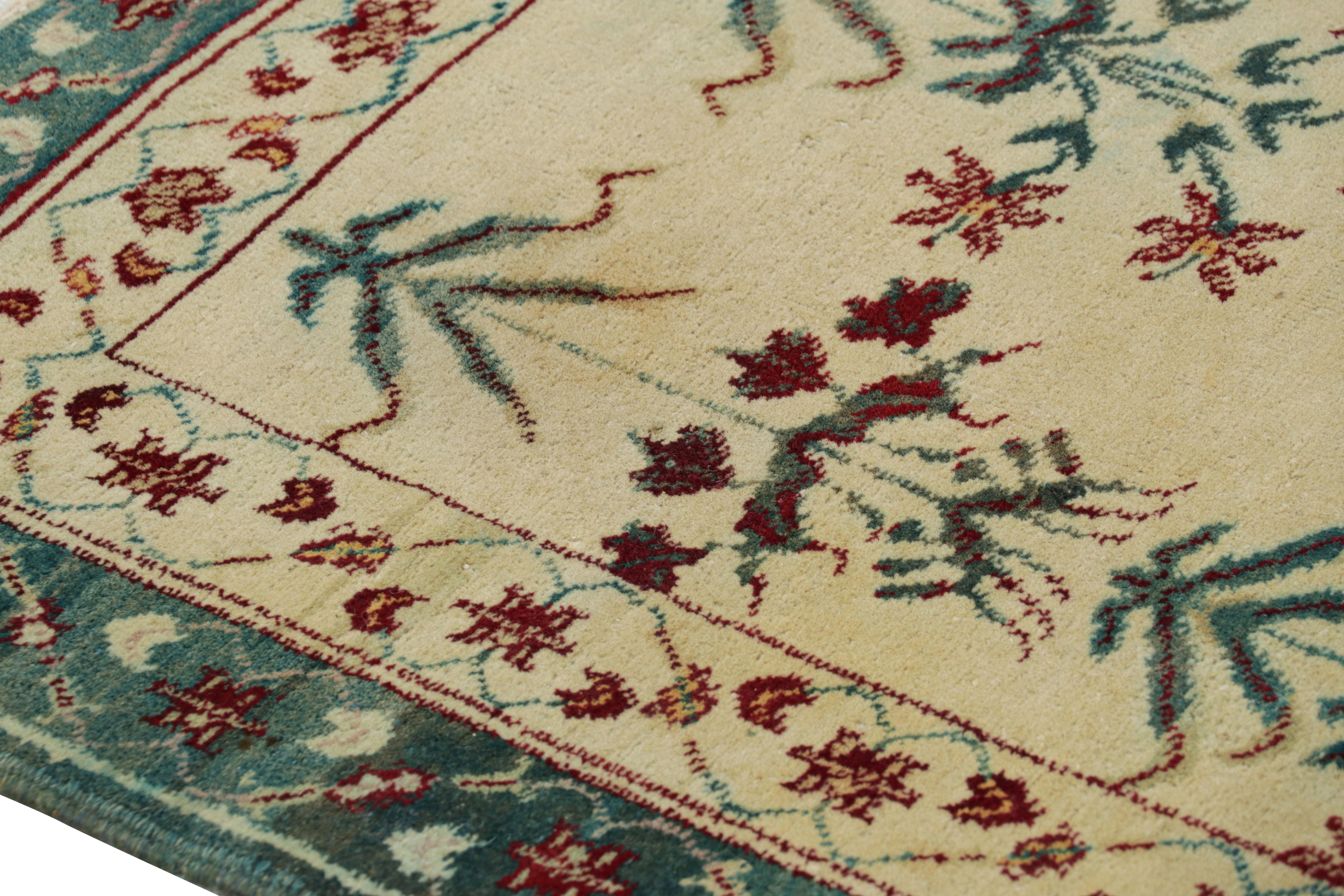 Début du 20ème siècle Tapis Agra ancien crème avec motifs floraux bleu sarcelle  Rug & Kilim en vente