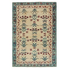 Alfombra antigua Agra en crema con motivos florales azul teal  Rug & Kilim