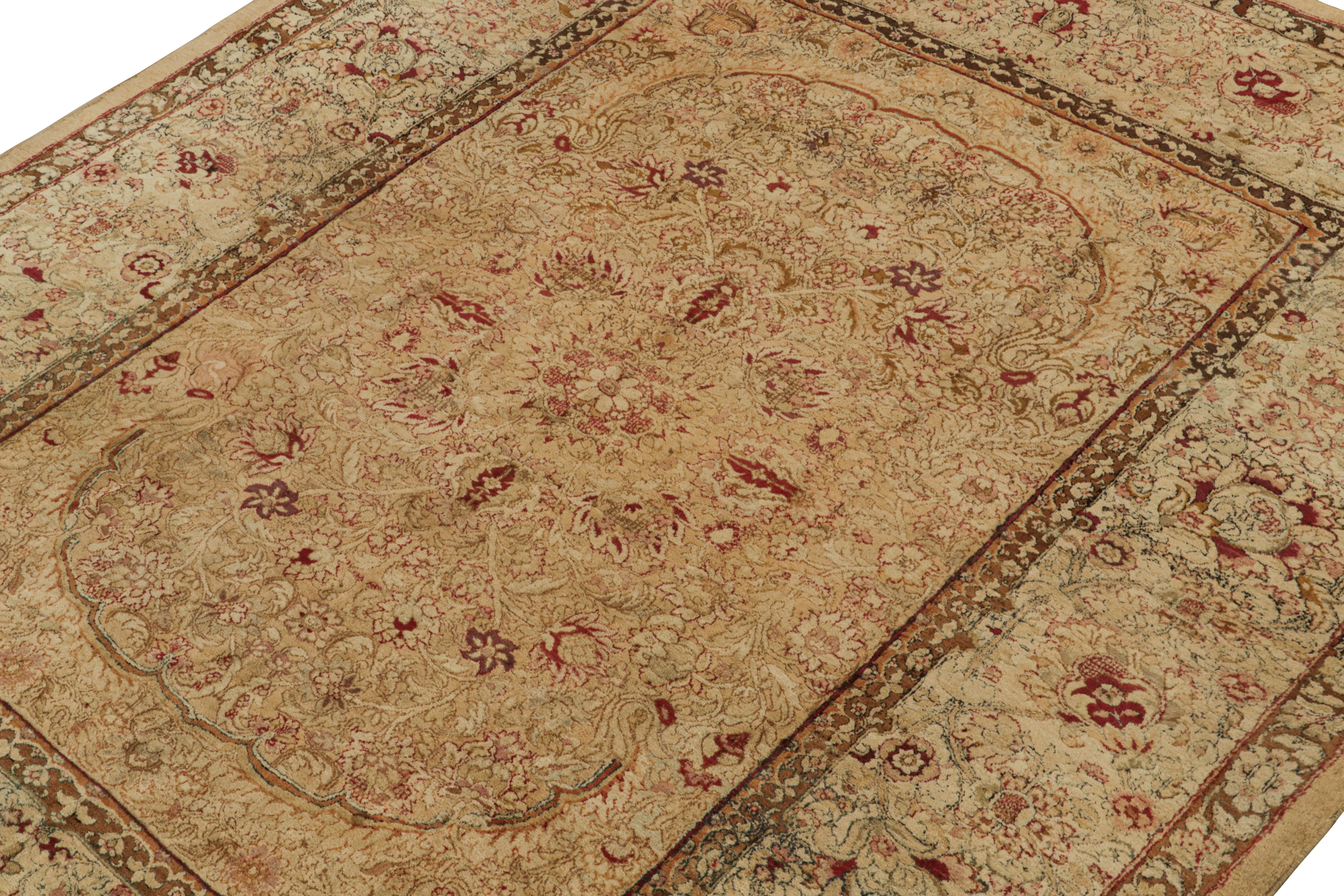 Dieser 9x11 große antike Agra-Teppich mit braunem und goldenem Feld und floralen Mustern in Beige-, Rot- und Grüntönen ist aufgrund seines Designs und seiner Details für die Zeit des 19. Jahrhunderts etwas ganz Besonderes und ein seltenes