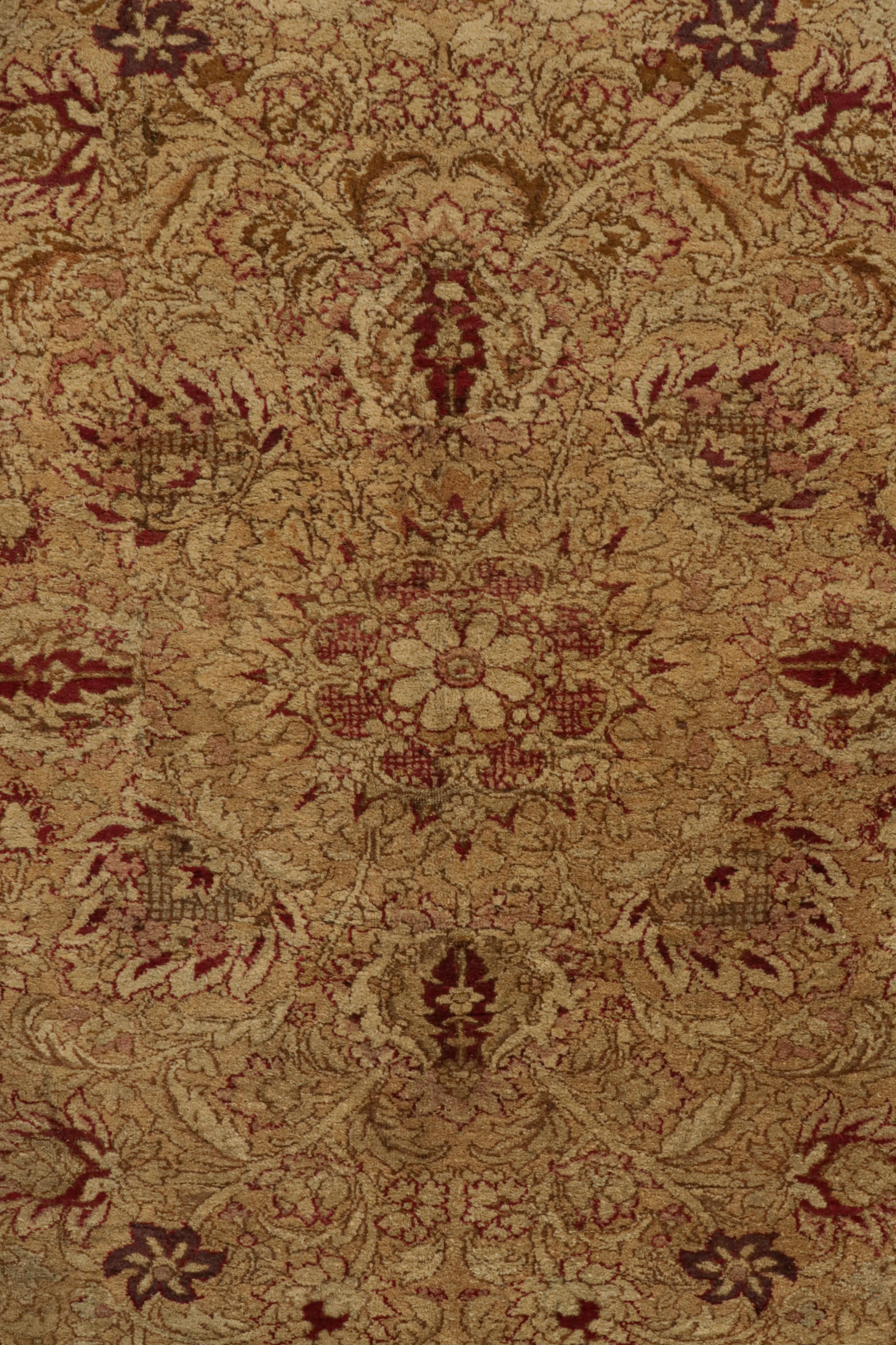Antiker Agra-Teppich in Gold und Brown mit Blumenmustern (Indisch) im Angebot