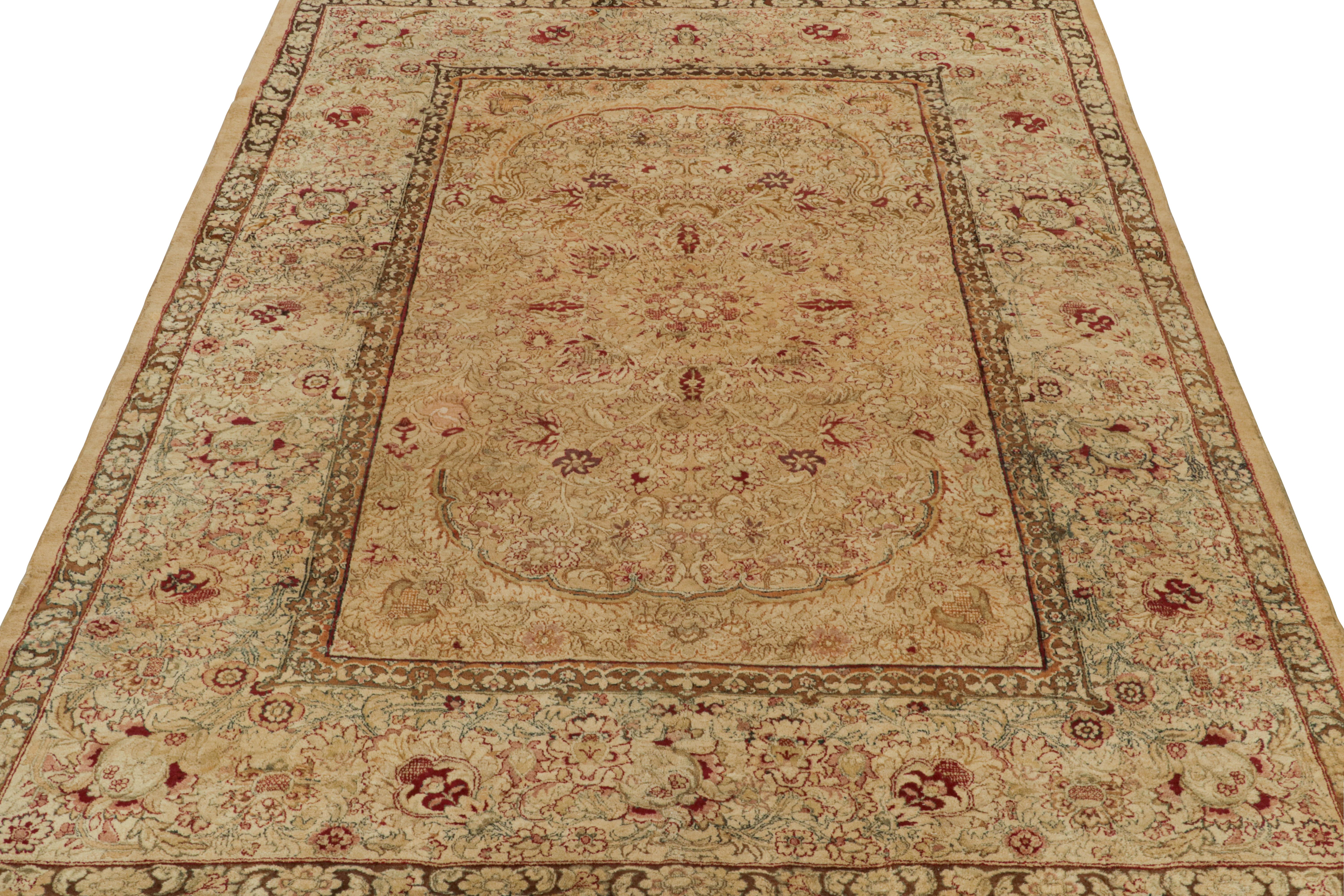Antiker Agra-Teppich in Gold und Brown mit Blumenmustern im Zustand „Gut“ im Angebot in Long Island City, NY