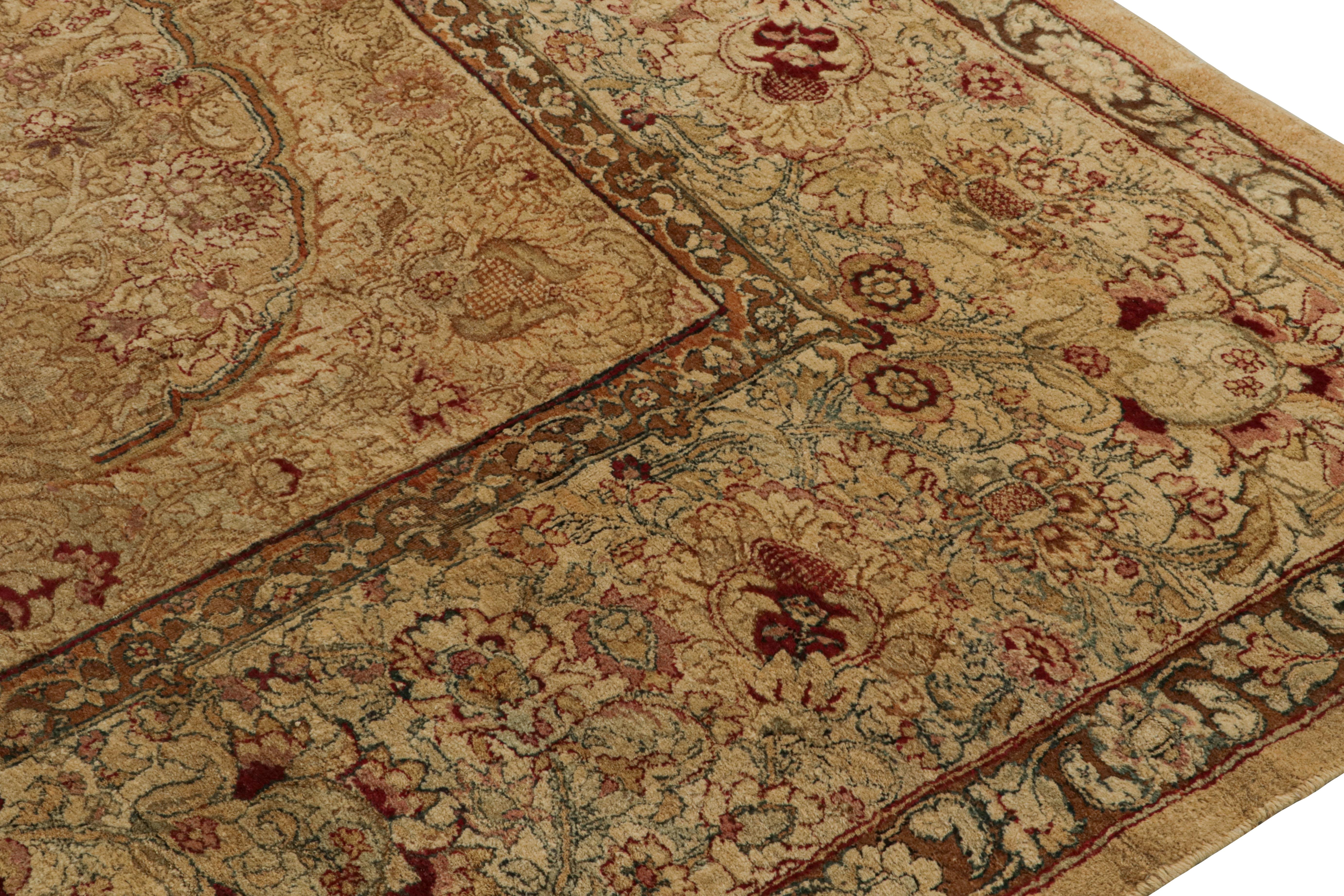 Antiker Agra-Teppich in Gold und Brown mit Blumenmustern (Spätes 19. Jahrhundert) im Angebot