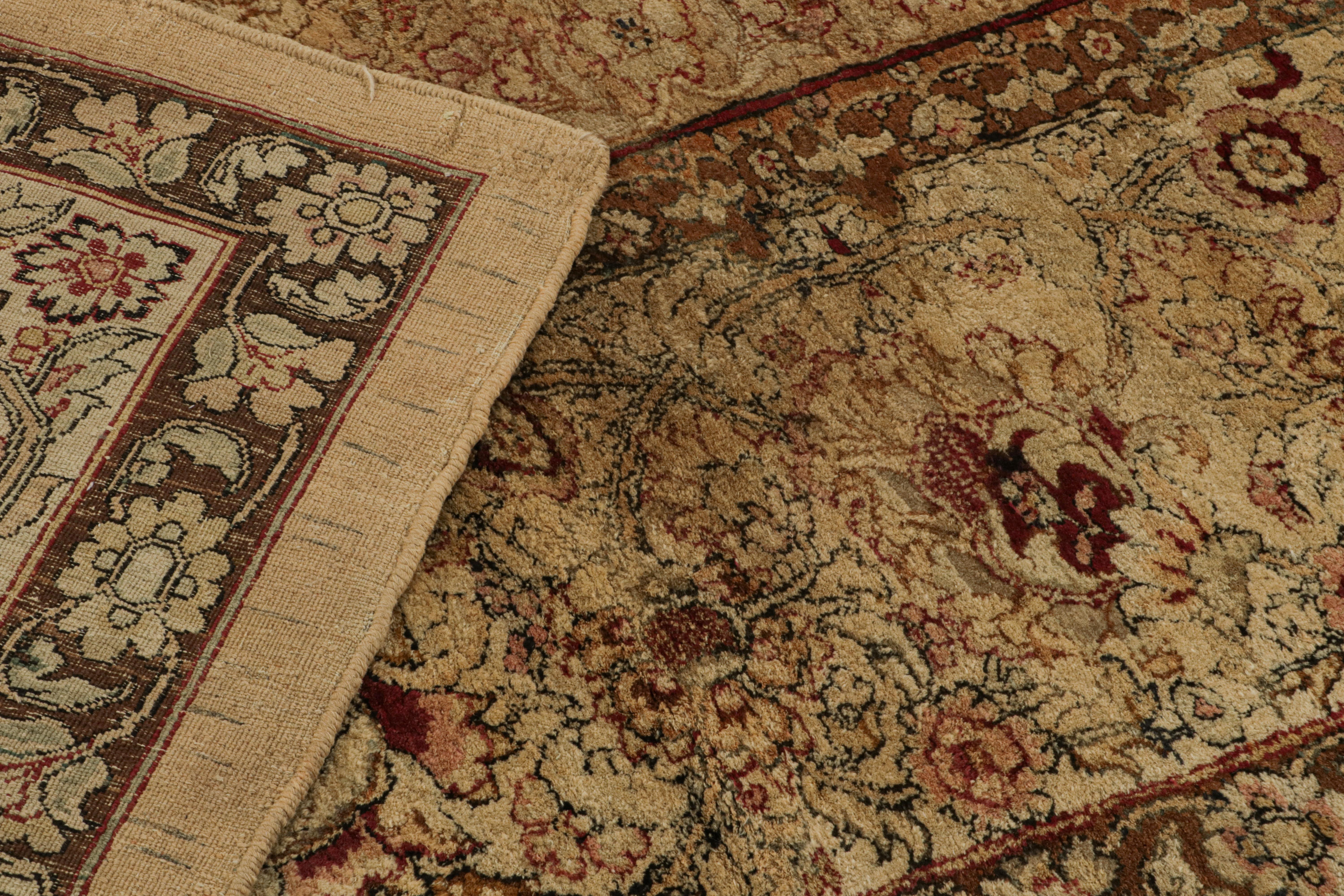 Antiker Agra-Teppich in Gold und Brown mit Blumenmustern (Wolle) im Angebot