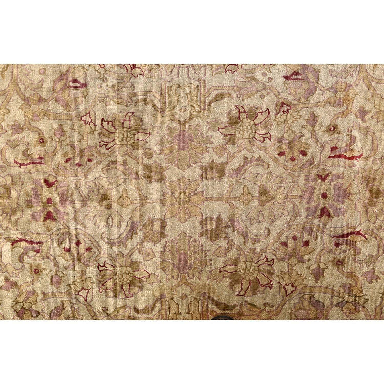 Les tapis d'Agra sont un type de tapis noués à la main, originaires de la ville d'Agra, en Inde. Ces tapis sont connus pour leurs motifs complexes et leurs dessins détaillés, qui s'inspirent souvent de motifs et de thèmes indiens traditionnels. Les