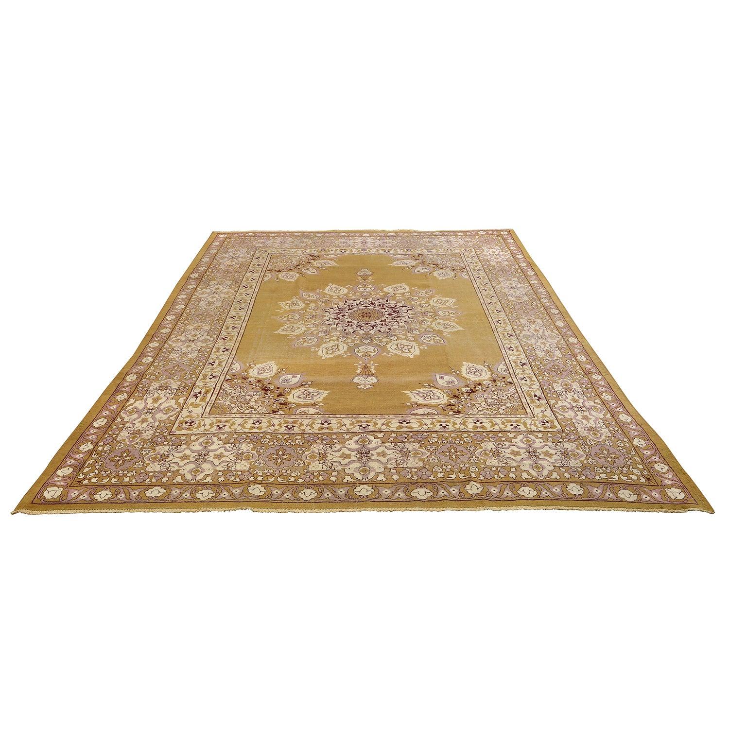 I tappeti Agra sono un tipo di tappeto indiano originario della città di Agra, situata nel nord dell'India, nota per la sua ricca storia di tessitura e per la vicinanza al famoso Taj Mahal. Questi tappeti sono famosi per i loro design lussuosi,