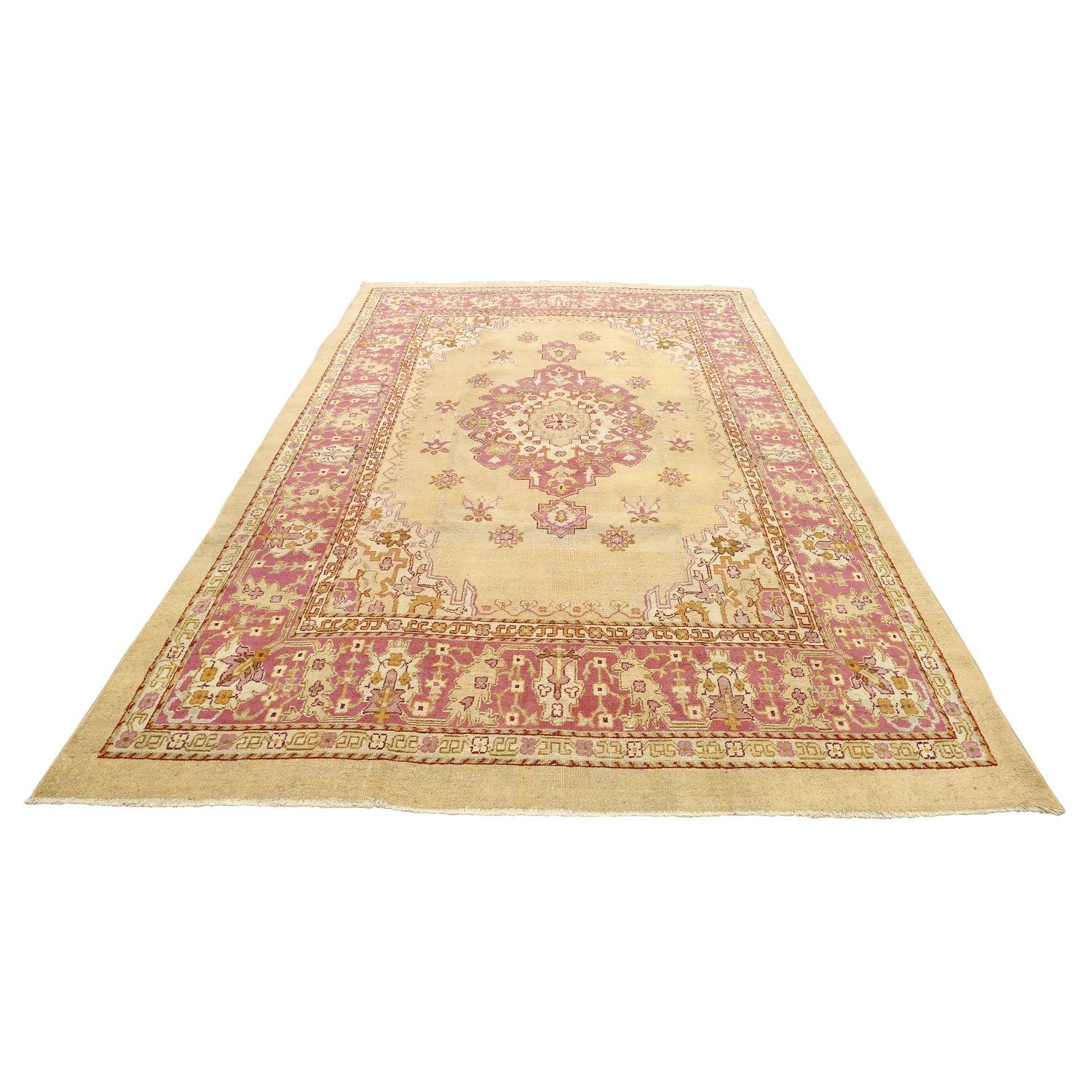 I tappeti Agra sono un tipo di tappeto indiano originario della città di Agra, situata nel nord dell'India, nota per la sua ricca storia di tessitura e per la vicinanza al famoso Taj Mahal. Questi tappeti sono famosi per i loro design lussuosi,