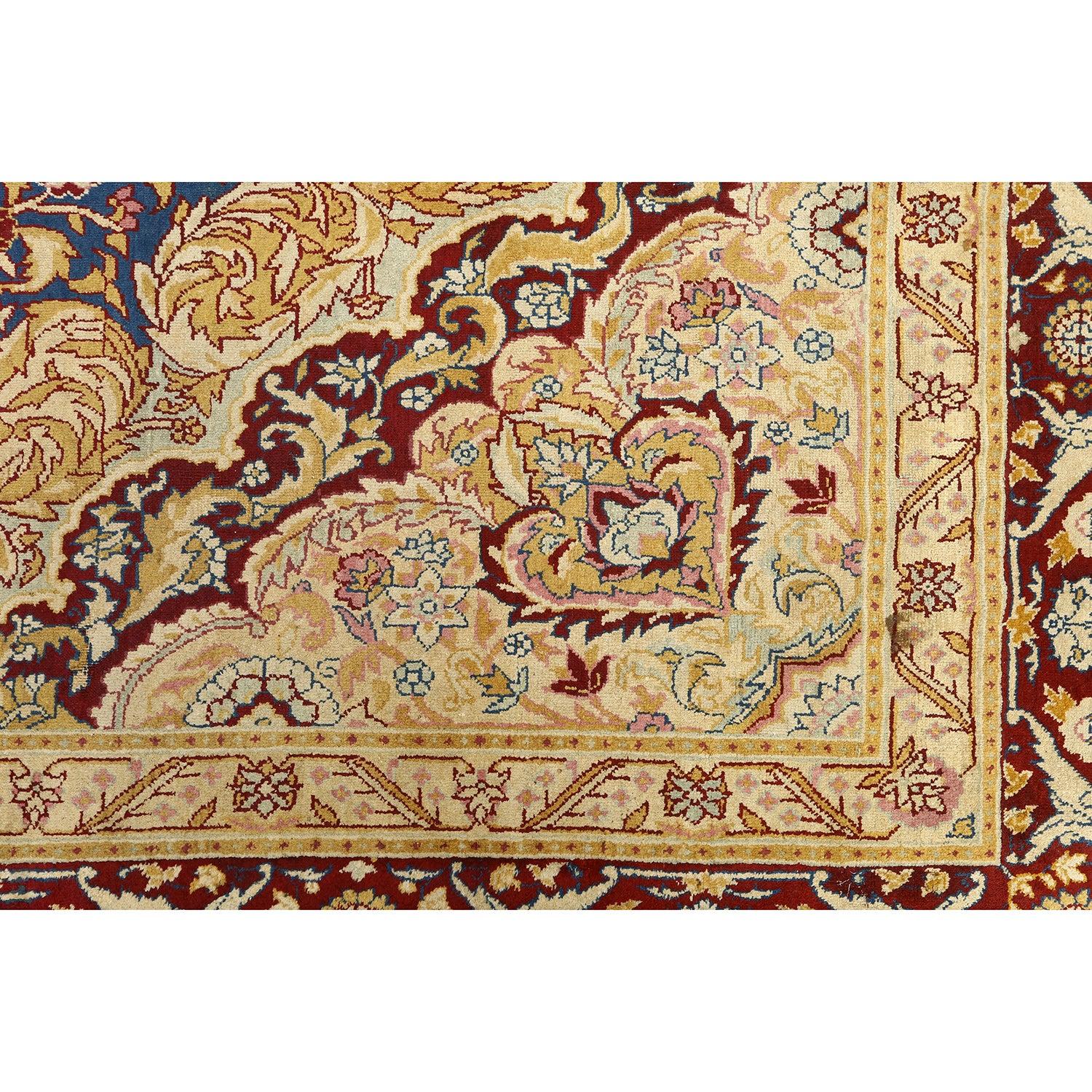 Les tapis d'Agra sont un type de tapis indien originaire de la ville d'Agra, située dans le nord de l'Inde, connue pour sa riche histoire en matière de tissage et sa proximité avec le célèbre Taj Mahal. Ces tapis sont réputés pour leurs motifs