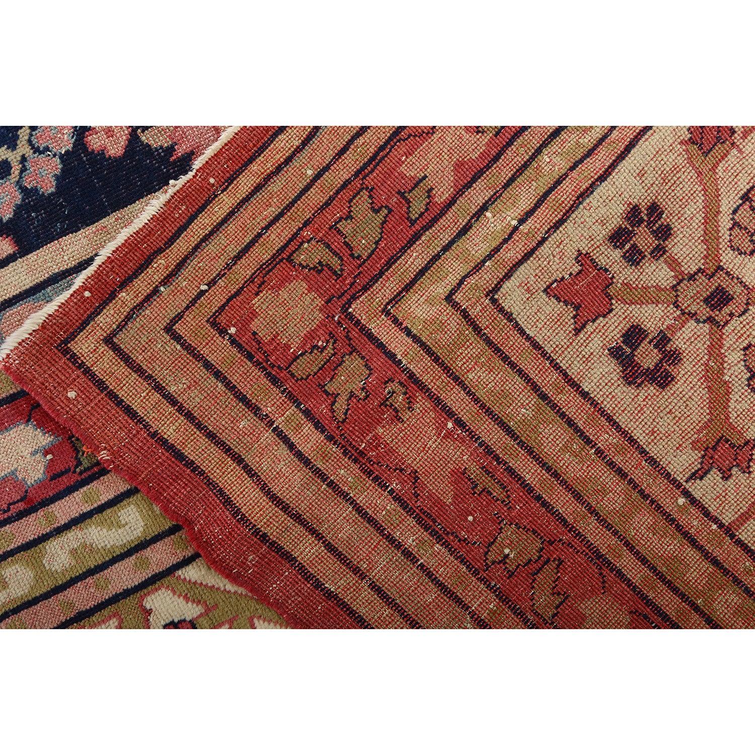 Les tapis d'Agra sont un type de tapis indien originaire de la ville d'Agra, située dans le nord de l'Inde, connue pour sa riche histoire en matière de tissage et sa proximité avec le célèbre Taj Mahal. Ces tapis sont réputés pour leurs motifs